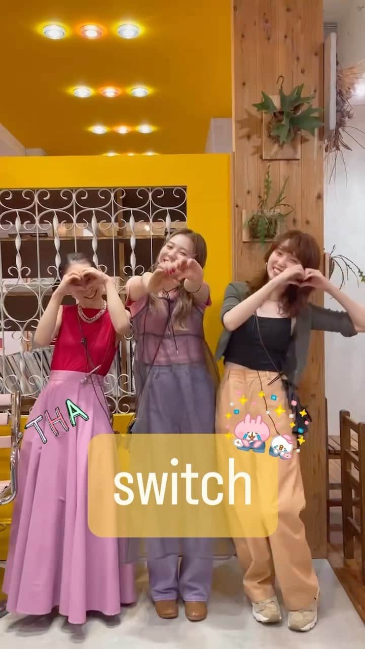 田中真奈美のインスタグラム：「お誕生日にswitchのみんなからのメッセージ動画をいただきました💓 みんな忙しいのに〜🥹ありがとうございます🙇‍♀️ . 40歳という節目の歳💓 20歳で社会人スタートって感じで、30歳で家族が出来て、40歳、、、さあ！！楽しむぞ💓 って感じです✨ . 自分が楽しむのもだけどまわりのみんなで楽しみたいな〜💓誰かと一緒に楽しいね！！って笑い合いながら過ごせたら今日も良い日だったな〜って心から思えそう🥰 . switchのみんなが楽しそうにメッセージしてくれてそれを見ながらニヤニヤしてました🥰🌺倍速にしたらエレベーターが開いてすぐしまる感じになっちゃった〜🤣💕 みんなありがとうございます！これからも宜しくお願いします☺️🙏🏻 . . . #switchmanami  #福岡美容室  #天神美容室  #大名美容室」
