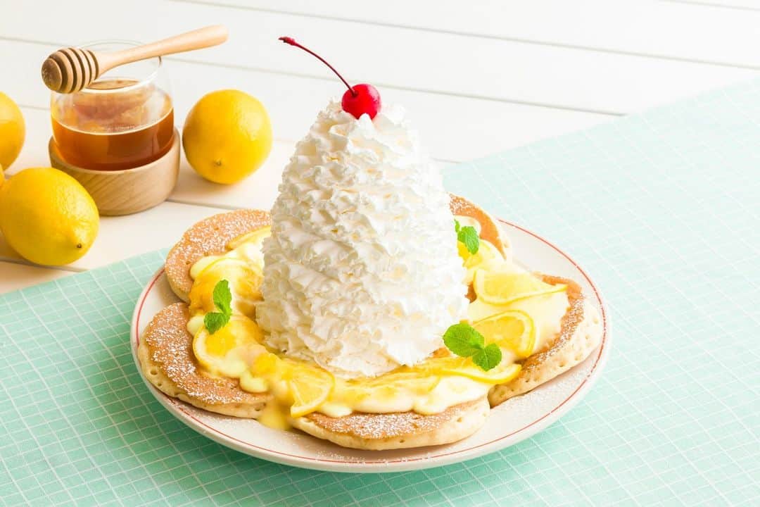 EGGS ’N THINGS JAPANのインスタグラム：「8月1日（火）からの限定メニュー🌈 爽やかな瀬戸内レモンクリームをのせた「 はちみつレモンパンケーキ 🍋」や夏にぴったりなホットでスパイシーなメニュー「 ハバネロBBQバーガー 」が登場 🌞🔥  はちみつを加えた瀬戸内レモンクリームとカマンベールチーズクリームをのせた爽やかな 味わいのパンケーキとハバネロBBQソースとハラペーニョをたっぷり使った暑い夏につい食べたくなる激辛バーガーです😆🌴  ==== ⁡ はちみつレモンパンケーキ 販売価格：1,700円（税込1,870円） テイクアウト販売価格：1,200円（税込1,296円）  ハバネロBBQバーガー 販売価格：1,580円（税込1,738円） テイクアウト販売価格：1,580円（税込1,706円）  ハニーレモンスカッシュ 販売価格：650円（税込715円） テイクアウト販売価格：650円（税込702円）  ハニーミルクラテ [Hot or Iced] 販売価格：650円（税込715円） テイクアウト販売価格：650円（税込702円）  販売期間：8月1日（火）～8月31日（木） 取扱店舗：国内全店舗 ※仕入れ状況により、食材を変更する場合がございます。  ⋆⋆⋆✂️⋆⋆⋆⋆⋆⋆⋆⋆⋆⋆⋆ ⁡ ☆各店舗のInstagram開設いたしました！☆ 店頭のQRコードを読み取るかInstagram内で検索してぜひフォローをお願いします😆 ⁡ #エッグスンシングス #カフェ巡り #カフェ部 #ランチ #期間限定 #パンケーキ部 #グルメ #東京グルメ #関西グルメ #パンケーキ #レモン #瀬戸内レモン #激辛 #ハバネロ #スイーツ #新作スイーツ #新商品 #ハワイ好きな人と繋がりたい #グルメ好きな人と繋がりたい #eggsnthings #eggsn #food #instacafe #cafe #foodstagram #pancakes #lunch #instafood #yummy #spicy」