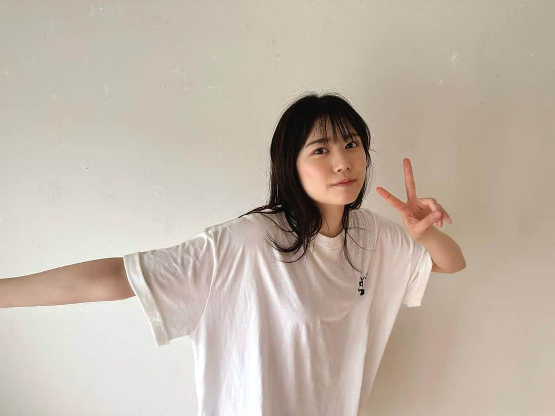 丹生明里さんのインスタグラム写真 - (丹生明里Instagram)「本日発売！  週刊少年マガジンさんの表紙を務めさせていただきました📕  お家でまったりゴロゴロやお散歩撮影をしたのですが、  なんと！  サプライズでZETA DIVISIONさんのオフィスでの撮影をさせていただきました！  ずっと動画でよく観ていた場所だったので！！！ まさか自分が行けるとは夢にも思っていなかったので！ めちゃくちゃ幸せでした🥰 大興奮でした！！！ ありがとうございます！  撮影後には素敵なグッズを沢山いただきました😭 大切に使わせていただきます👚 ありがとうございます🙇🏻‍♀️  10枚目シングルのセンターを務めるひなのに向けてのお手紙も掲載されております🐸  みなさん是非ゲットしてくださいね🌟  #週刊少年マガジン #日向坂46 #丹生ちゃん #nibugram」7月19日 11時25分 - nibuchan_akari