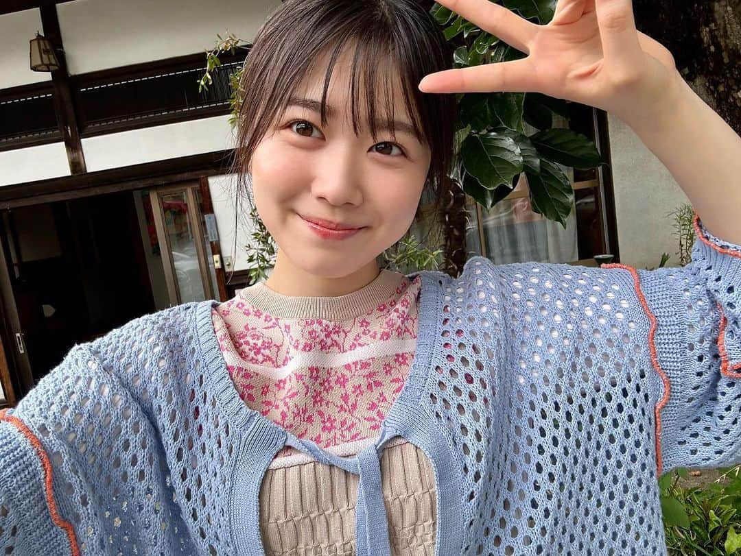 丹生明里さんのインスタグラム写真 - (丹生明里Instagram)「本日発売！  週刊少年マガジンさんの表紙を務めさせていただきました📕  お家でまったりゴロゴロやお散歩撮影をしたのですが、  なんと！  サプライズでZETA DIVISIONさんのオフィスでの撮影をさせていただきました！  ずっと動画でよく観ていた場所だったので！！！ まさか自分が行けるとは夢にも思っていなかったので！ めちゃくちゃ幸せでした🥰 大興奮でした！！！ ありがとうございます！  撮影後には素敵なグッズを沢山いただきました😭 大切に使わせていただきます👚 ありがとうございます🙇🏻‍♀️  10枚目シングルのセンターを務めるひなのに向けてのお手紙も掲載されております🐸  みなさん是非ゲットしてくださいね🌟  #週刊少年マガジン #日向坂46 #丹生ちゃん #nibugram」7月19日 11時25分 - nibuchan_akari