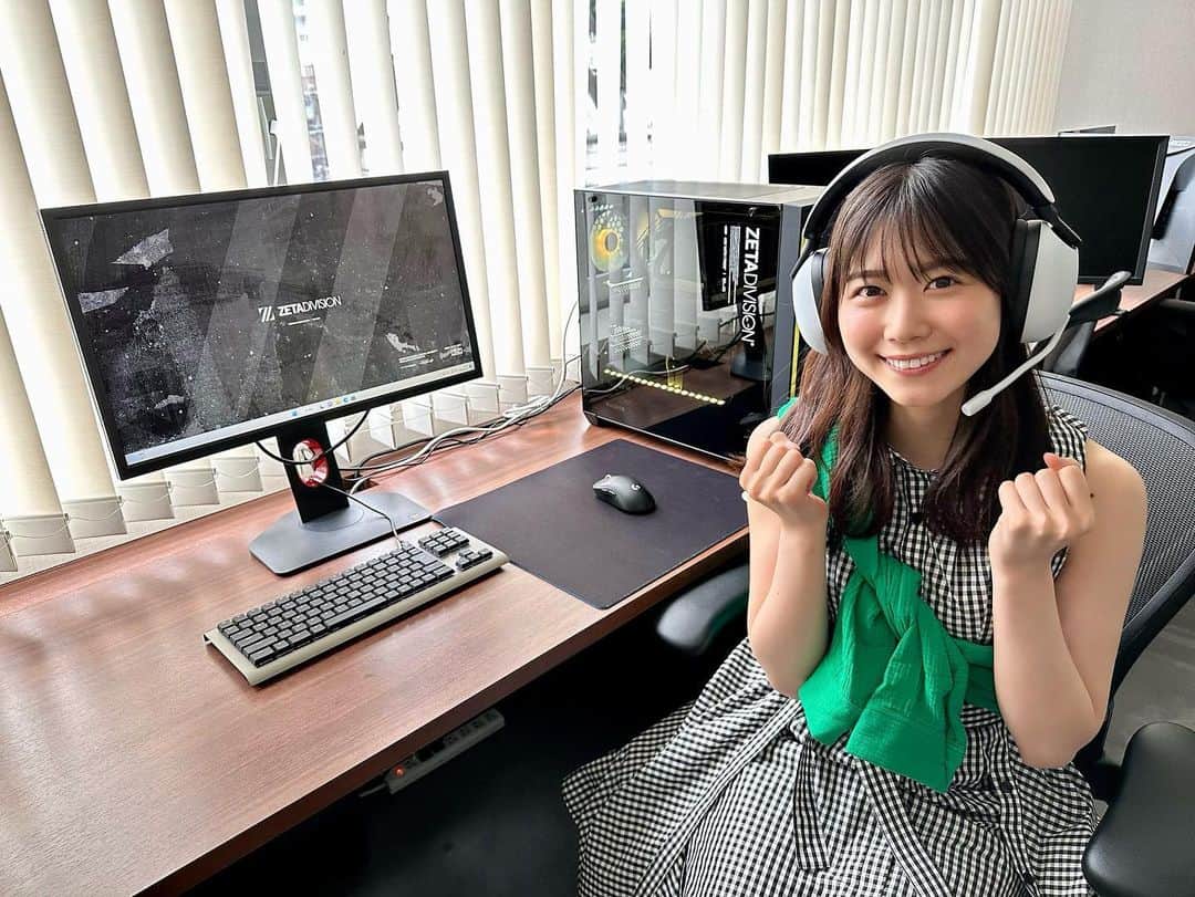 丹生明里さんのインスタグラム写真 - (丹生明里Instagram)「本日発売！  週刊少年マガジンさんの表紙を務めさせていただきました📕  お家でまったりゴロゴロやお散歩撮影をしたのですが、  なんと！  サプライズでZETA DIVISIONさんのオフィスでの撮影をさせていただきました！  ずっと動画でよく観ていた場所だったので！！！ まさか自分が行けるとは夢にも思っていなかったので！ めちゃくちゃ幸せでした🥰 大興奮でした！！！ ありがとうございます！  撮影後には素敵なグッズを沢山いただきました😭 大切に使わせていただきます👚 ありがとうございます🙇🏻‍♀️  10枚目シングルのセンターを務めるひなのに向けてのお手紙も掲載されております🐸  みなさん是非ゲットしてくださいね🌟  #週刊少年マガジン #日向坂46 #丹生ちゃん #nibugram」7月19日 11時25分 - nibuchan_akari