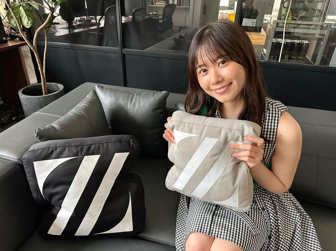 丹生明里さんのインスタグラム写真 - (丹生明里Instagram)「本日発売！  週刊少年マガジンさんの表紙を務めさせていただきました📕  お家でまったりゴロゴロやお散歩撮影をしたのですが、  なんと！  サプライズでZETA DIVISIONさんのオフィスでの撮影をさせていただきました！  ずっと動画でよく観ていた場所だったので！！！ まさか自分が行けるとは夢にも思っていなかったので！ めちゃくちゃ幸せでした🥰 大興奮でした！！！ ありがとうございます！  撮影後には素敵なグッズを沢山いただきました😭 大切に使わせていただきます👚 ありがとうございます🙇🏻‍♀️  10枚目シングルのセンターを務めるひなのに向けてのお手紙も掲載されております🐸  みなさん是非ゲットしてくださいね🌟  #週刊少年マガジン #日向坂46 #丹生ちゃん #nibugram」7月19日 11時25分 - nibuchan_akari