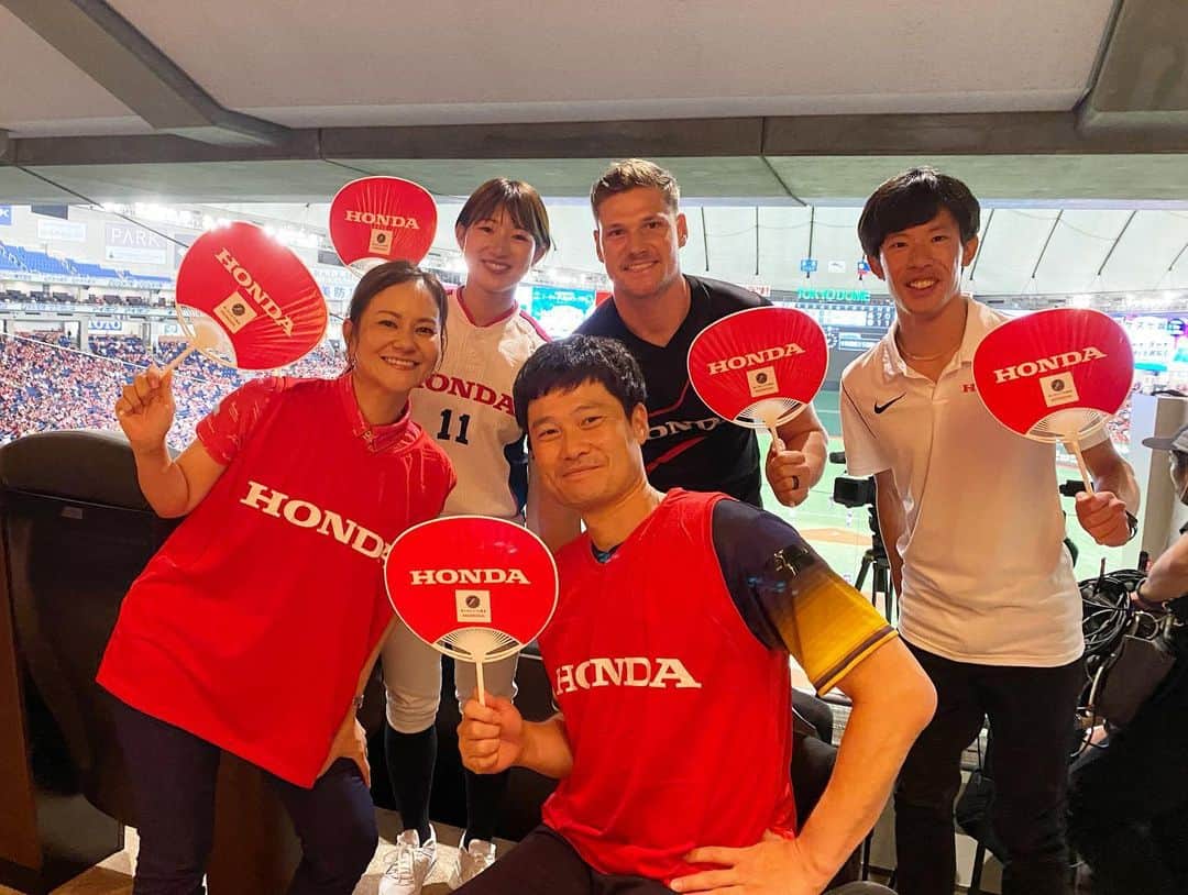 宮里藍のインスタグラム：「先日、都市対抗野球でHonda 硬式野球部の応援📣に行かせて頂きました！東京ドームでの緊張感ある雰囲気の中、最後まで諦めない姿勢で頑張られていた選手の皆さんのプレーが拝見出来て本当に刺激になりました…！  また、ずっとお会いしたかった @shingokunieda さんとお話し出来る機会に恵まれて本当に嬉しかったです！時間が許すのであれば、もっと色んなお話し聞いていたかったし、質問は多分岩井姉妹より多かった自信があります！笑  そして何より、素晴らしいお人柄に益々ファンになりました。今後の更なるご活躍を、陰ながら応援📣しています！  @hondajp」
