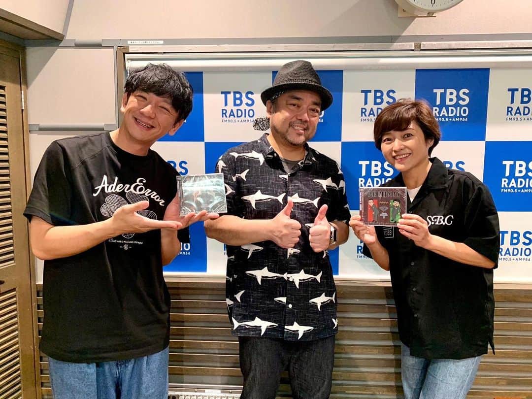 パパイヤ鈴木のインスタグラム：「パンサー向井さんと三田寛子ちゃんのラジオに呼んでもらいました。 三田は高校の同級生。 楽しかった〜 もっとゆっくり話したかったな。 同窓会でもやるか(^^)」