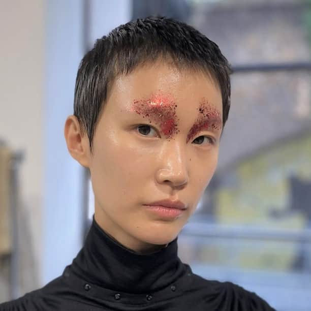 資生堂 のインスタグラム：「YUIMA NAKAZATO COUTURE AUTUMN/WINTER 2023-2024 MAGMA @yuimanakazato   Hair&Makeup by @kerareation (計良 宏文)  @sabfa_official   #parishautecouture #couture #yuimanakazato #paris #fashion  #ファッション #ビューティー #パリオートクチュール #オートクチュール #shiseidohma #sabfa #hirofumikera」