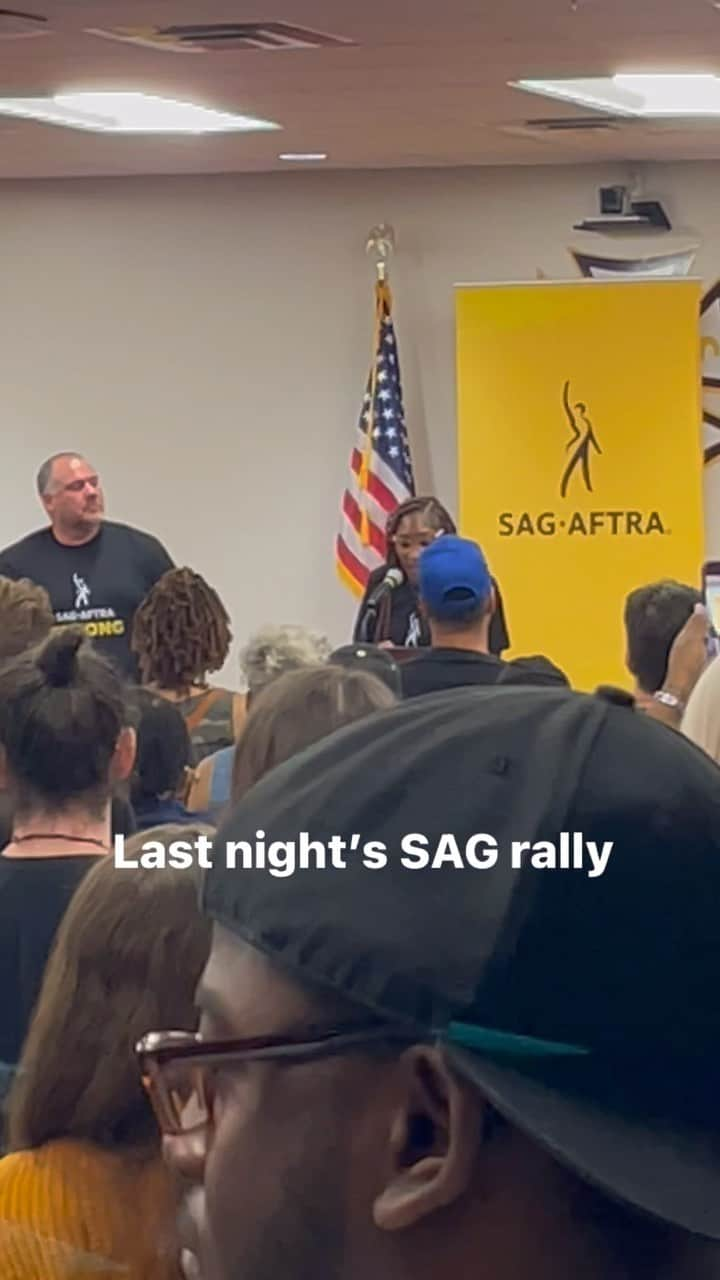 エリカ・クリステンセンのインスタグラム：「Vibrations were high last night at Local 479 where our IATSE brothers and sisters graciously hosted the SAG-AFTRA rally in Atlanta. The impassioned speakers from our guild and their union were eloquent and informed, reminding us of the true solidarity we share, the importance to creative processes and to the entire structure of our industry of the issues for which we are fighting. There are so very many contributing members of this community whose wages are outdated to say the least. The streamers have changed the entire business model of consuming entertainment and the contracts have not changed yet to encompass this new world. Speaking of, and among other issues, is of course AI. While its an exciting tool in the hands of artists, its terrifying in the hands of those with an eye for the bottom line, not for connecting with humanity. We ALL need some precedents set in consent, compensation and control over the use of our own image, in the entertainment industry or not! And for writers, my god! If you’re interested to know more about the realities and potentials of AI, @_justinebateman_ knows wtf is up and ain’t afraid to tell it. Meanwhile, its brutal to stop work. It hurts a lot of people. Lets hope those in power see their way forward so negotiations can reopen, humane contract agreements can be reached, production can resume —swiftlyyy. (Hah - the choice is yourrrs!)  If indie producers can do it, the AMPTP can do it. Lets do it.」