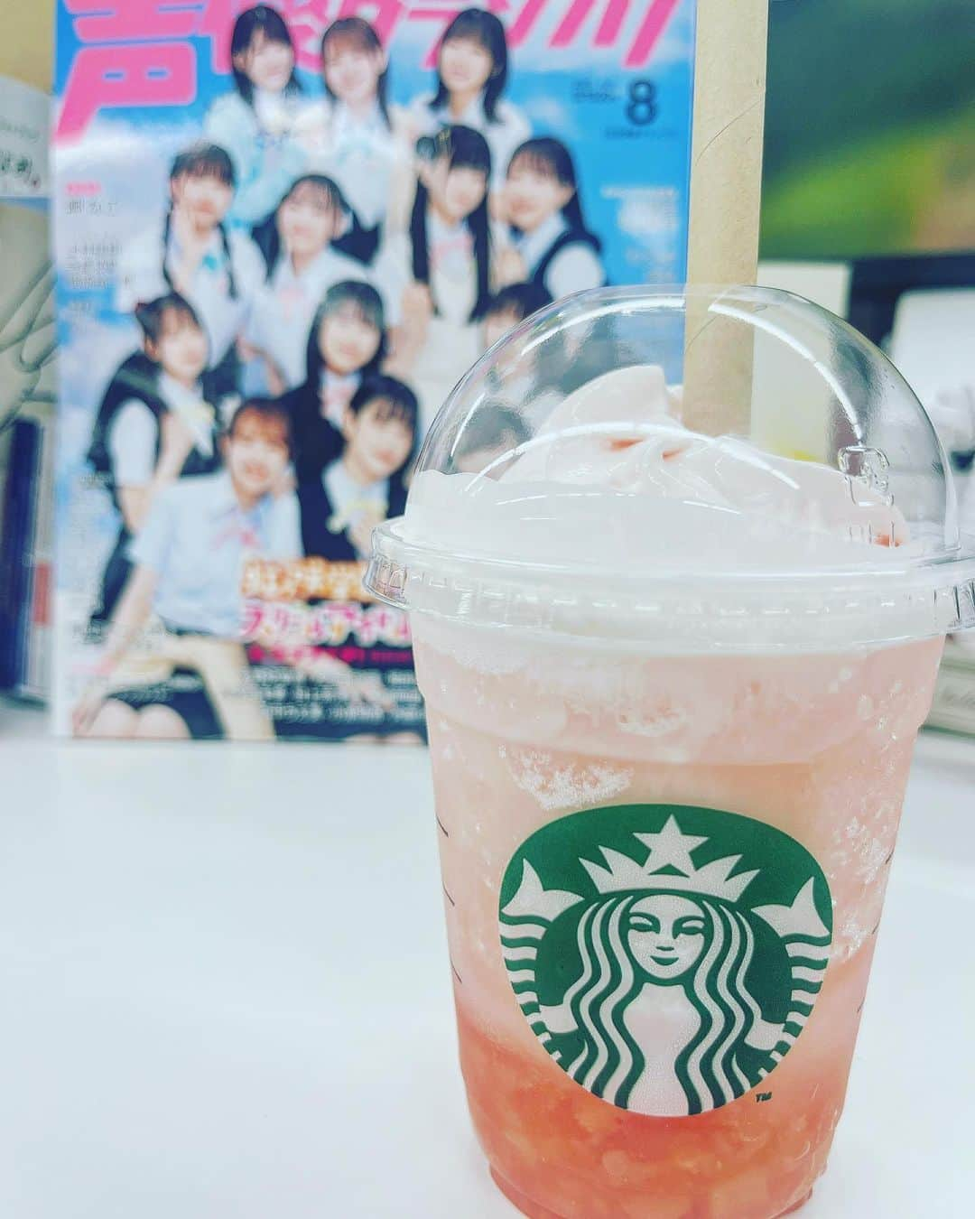 声優グランプリさんのインスタグラム写真 - (声優グランプリInstagram)「毎日暑いですね☀️🥵  冷たい🍑フラペチーノで生き返ります☺️ 果肉量が🆙してるらしいです😳  発売中の声グラ9月号も、 ギュッと濃い内容となってます👀 是非チェックしてくださいね🌈  #スタバ新作 #スタバ桃 #ピーチフラペチーノ🍑 #声グラ #声優グランプリ #声グラ8月号 #声優グランプリ8月号」7月19日 11時38分 - seigura.magazine