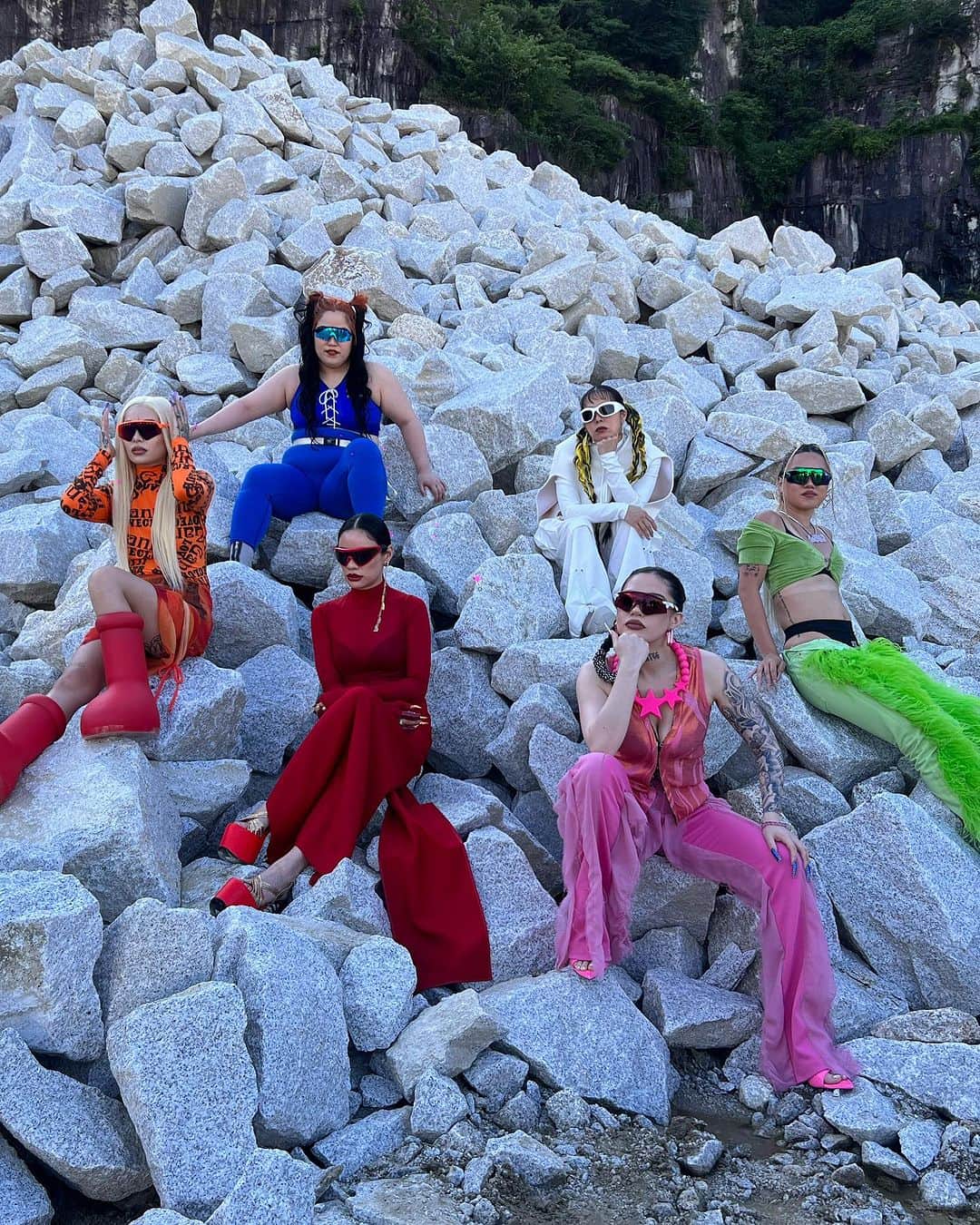 Awichのインスタグラム：「🧡❤️🩷💚🤍💙 Watch the video of Bad Bitch Bigaku😈 noooooooooooow🔥🔥🔥🔥🔥」
