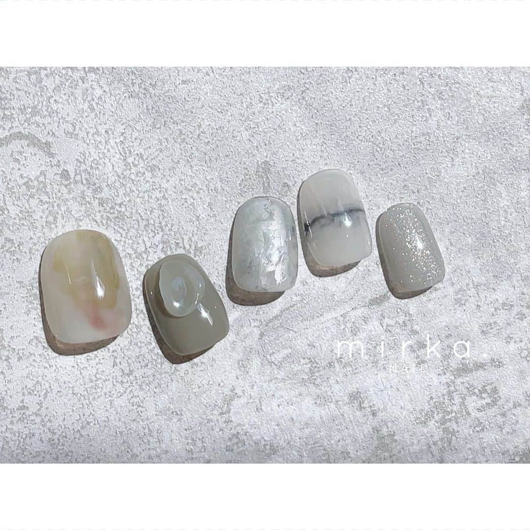 mirka. NAIL(ミルカネイル)のインスタグラム：「⁡ ⁡ new !! ⁡ ⁡ ⁡ #mirkanailsample ………………………………………………………… ⁡ ご予約、お問い合わせは LINE ID⇒ @mirka.nail (@含む)まで。 ⁡ ご新規様はハイライトの「ご案内」と「ご予約方法」を必ずお読みいただいてからご予約くださいますようお願いいたします。 空き状況や詳細はLINEの投稿からご確認ください。 ⁡ ⁡ ⁡ ⁡ #mirkanail#nails#nail#nailart#naildesign #ショートネイル#ネイルアート#ネイルデザイン#ネイル#大人ネイル#シンプルネイル#オフィスネイル#ニュアンスネイル#ナチュラルネイル#カジュアルネイル#ショートネイルデザイン#美甲#夏ネイル#夏ネイル2023 #プライベートサロン#プライベートネイルサロン#東京ネイルサロン#東京ネイル#江東区ネイルサロン#森下#清澄白河 ⁡」