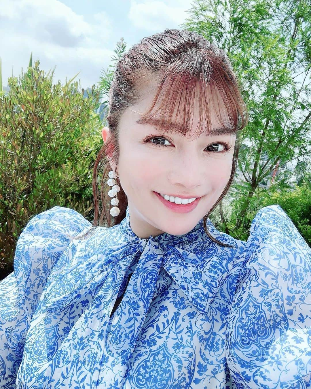 安西ひろこさんのインスタグラム写真 - (安西ひろこInstagram)「これだけ暑いとアップヘア ばかりになるよね💙 . 先日の収録ヘア✨ もみあげ作りました！ . . #ヘア #アップヘア  #もみあげ #ロングヘア」7月19日 11時48分 - hiroko_anzai_