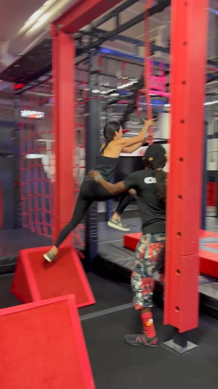 エヴァ・チェンのインスタグラム：「Me: “There’s only one Ninja Warrior gym in New York City” My amazingly agile team: “oh no” 😂😂😂 honestly I had a blast @newyorkcityninja!!! Ten out of ten recommend Coach Darion and Cleon, I was laughing hysterically the whole time」