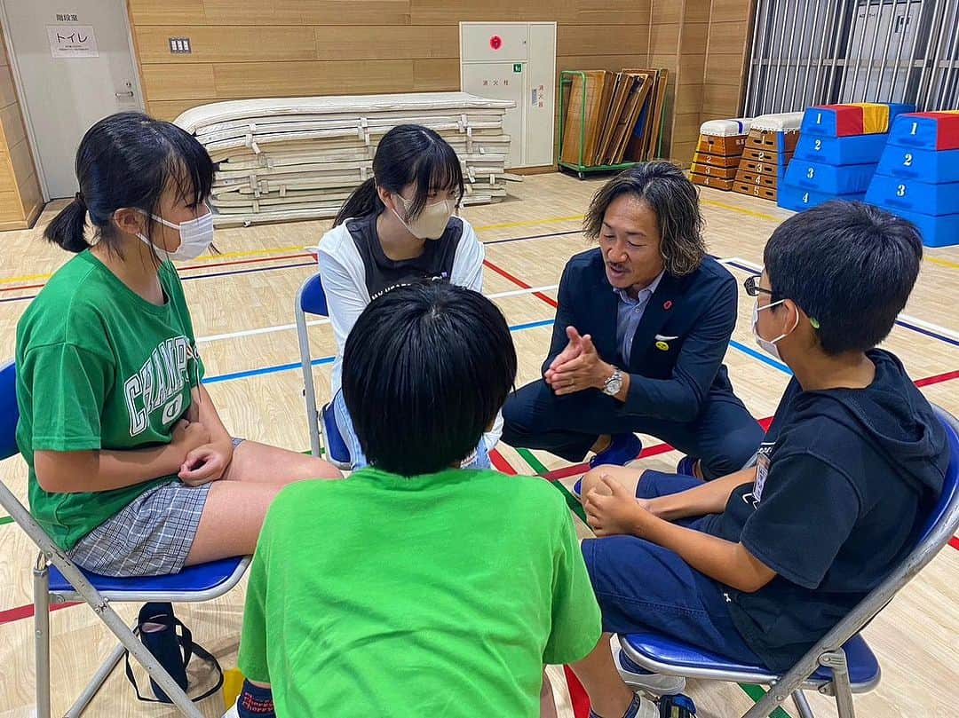 石川直宏さんのインスタグラム写真 - (石川直宏Instagram)「『ごきげん授業』  サッカー・スポーツを通じて大切にしてきたマインドを 【ごきげん】をテーマに【対話】を通じて体験・経験していく『ごきげん授業』  今回は昨年に続き2度目となる、埼玉県の戸田市立戸田第一小学校6年生、そして素敵なオリンピアンたちと🤝  自己紹介も含めて自分のストーリーを共有した後は【対話】の時間。  ・ごきげんの価値 ・一生懸命の価値 ・感謝できる価値  無理やりにではなく、今日集まったアスリートの様に、その価値に気づければ自然と宿るそのマインドと姿勢。  その自然さがジワーっと広がり、その場その時間を皆で共有できました✨  そんな【ごきげん】を手離すのも広げるのも自由。  これからも強要はしないけど、共有共感はしていきたい。  #ごきげん授業 #DiSpo #DialogueSports @gokigen.dispo  #Dialogue #対話 #ごきげん #ごきげん先生 #一生懸命 #感謝 の反対は文句 #辻秀一 先生 #スポーツドクター @shuichi_tsuji  #松原梨恵 さん @erierie38  #高橋成美 さん @narumiro  #山口剛史 選手 @yama37curl  #NaohiroIshikawa #石川直宏」7月19日 11時57分 - sgss.18