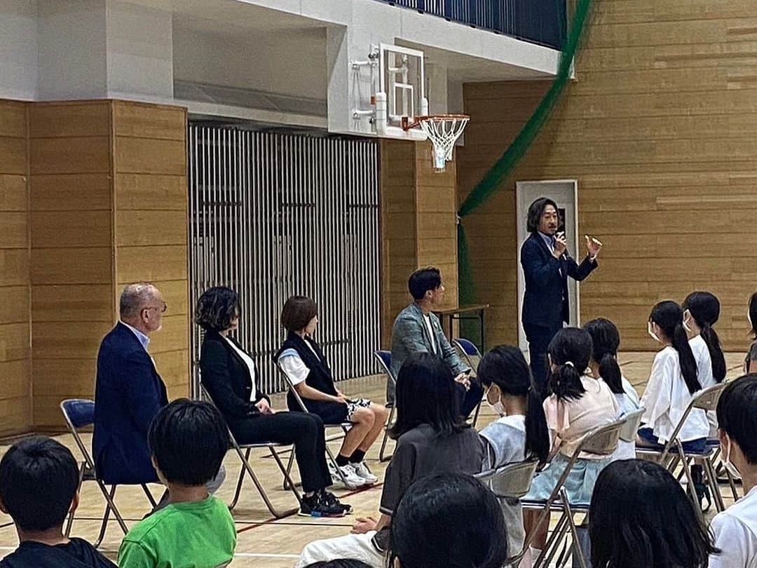 石川直宏さんのインスタグラム写真 - (石川直宏Instagram)「『ごきげん授業』  サッカー・スポーツを通じて大切にしてきたマインドを 【ごきげん】をテーマに【対話】を通じて体験・経験していく『ごきげん授業』  今回は昨年に続き2度目となる、埼玉県の戸田市立戸田第一小学校6年生、そして素敵なオリンピアンたちと🤝  自己紹介も含めて自分のストーリーを共有した後は【対話】の時間。  ・ごきげんの価値 ・一生懸命の価値 ・感謝できる価値  無理やりにではなく、今日集まったアスリートの様に、その価値に気づければ自然と宿るそのマインドと姿勢。  その自然さがジワーっと広がり、その場その時間を皆で共有できました✨  そんな【ごきげん】を手離すのも広げるのも自由。  これからも強要はしないけど、共有共感はしていきたい。  #ごきげん授業 #DiSpo #DialogueSports @gokigen.dispo  #Dialogue #対話 #ごきげん #ごきげん先生 #一生懸命 #感謝 の反対は文句 #辻秀一 先生 #スポーツドクター @shuichi_tsuji  #松原梨恵 さん @erierie38  #高橋成美 さん @narumiro  #山口剛史 選手 @yama37curl  #NaohiroIshikawa #石川直宏」7月19日 11時57分 - sgss.18