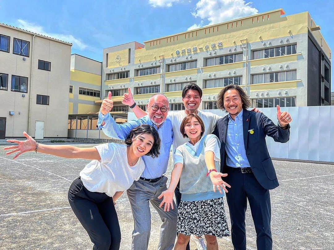 石川直宏さんのインスタグラム写真 - (石川直宏Instagram)「『ごきげん授業』  サッカー・スポーツを通じて大切にしてきたマインドを 【ごきげん】をテーマに【対話】を通じて体験・経験していく『ごきげん授業』  今回は昨年に続き2度目となる、埼玉県の戸田市立戸田第一小学校6年生、そして素敵なオリンピアンたちと🤝  自己紹介も含めて自分のストーリーを共有した後は【対話】の時間。  ・ごきげんの価値 ・一生懸命の価値 ・感謝できる価値  無理やりにではなく、今日集まったアスリートの様に、その価値に気づければ自然と宿るそのマインドと姿勢。  その自然さがジワーっと広がり、その場その時間を皆で共有できました✨  そんな【ごきげん】を手離すのも広げるのも自由。  これからも強要はしないけど、共有共感はしていきたい。  #ごきげん授業 #DiSpo #DialogueSports @gokigen.dispo  #Dialogue #対話 #ごきげん #ごきげん先生 #一生懸命 #感謝 の反対は文句 #辻秀一 先生 #スポーツドクター @shuichi_tsuji  #松原梨恵 さん @erierie38  #高橋成美 さん @narumiro  #山口剛史 選手 @yama37curl  #NaohiroIshikawa #石川直宏」7月19日 11時57分 - sgss.18