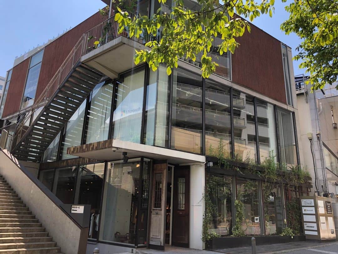 のインスタグラム：「【代官山駅1分】展示会やプロモーションに最適なスタイリッシュな路面スペース エリア：東京都渋谷区 料金：平日198,000円/日〜、土日祝220,000円/日〜  URL：https://shopcounter.jp/spaces/3xuhMA   興味のある方は、プロフィール欄の【SHOPCOUNTER】 から「代官山駅」で検索してみてください😊  ーーーーーーーーーーーーー SHOPCOUNTERではポップアップストア/展示会/催事など「短期でイベントの開催や出店が可能なスペース」の検索＆予約が可能🙌 アカウント作成(無料)をすると、メルマガでキャンペーン情報や会員様限定でスペースのご紹介を行っています♪ スペース探し＆ご予約はプロフィールのURLからお願いします☆ →@shopcounter_official  #出店者募集  #ポップアップ #ポップアップストア #ポップアップショップ #展示会 #催事 #レンタルスペース #ギャラリー #イベント #イベントスペース #期間限定ショップ #展示会 #即売会 #代官山イベントスペース #代官山展示会場 #代官山レンタルスペース #路面店 #路面スペース #不動産  #shopcounter #popup #popupstore #popupshop #exhibition #event #rentalspace #eventspace #shopcounter #studio #gallery」