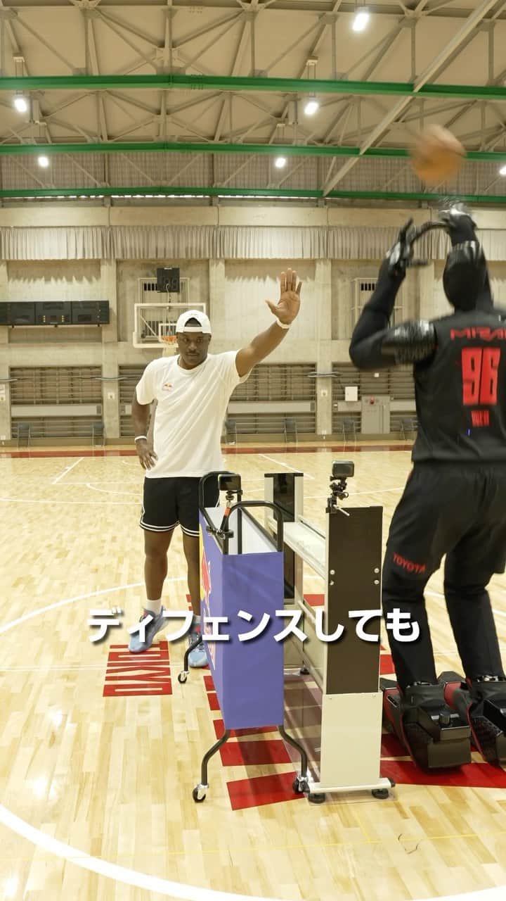 のインスタグラム：「ロボット or 人間🏀 正確なシュートの持ち主は？💪🦾 @lethalshooter   ロボットの開発秘話などの裏情報が詰まった記事はプロフィールリンクからチェック🔗☑️  #レッドブル #翼をさずける #バスケ #TOYOTA #alvarktokyo #Cue6 #lethalshooter #bleague」