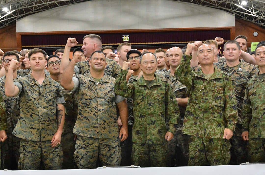陸上自衛隊さんのインスタグラム写真 - (陸上自衛隊Instagram)「陸上自衛隊は、７月１７日（月）、西部方面隊と米海兵隊ⅢＭＥＦとの共同訓練「レゾリュート・ドラゴン２３」前段（指揮所演習）の終了を迎えました。本訓練を通じて、日米共同による抑止力・対処力を一層強化することにより、自由で開かれたインド太平洋の維持・強化に寄与しました。 #陸上自衛隊 #西部方面隊 #3MEF #FOIP   On Monday, July 17, JGSDF completed the bilateral exercise “Resolute Dragon 23 CPX” between the Western Army and the USMC III MEF.  Through this exercise, Japan and the United States further strengthened deterrence and response capabilities, and contributed to maintain and strengthen a ‘’Free and Open Indo-Pacific. #JGSDF #3MEF #FOIP」7月19日 12時00分 - jgsdf_pr