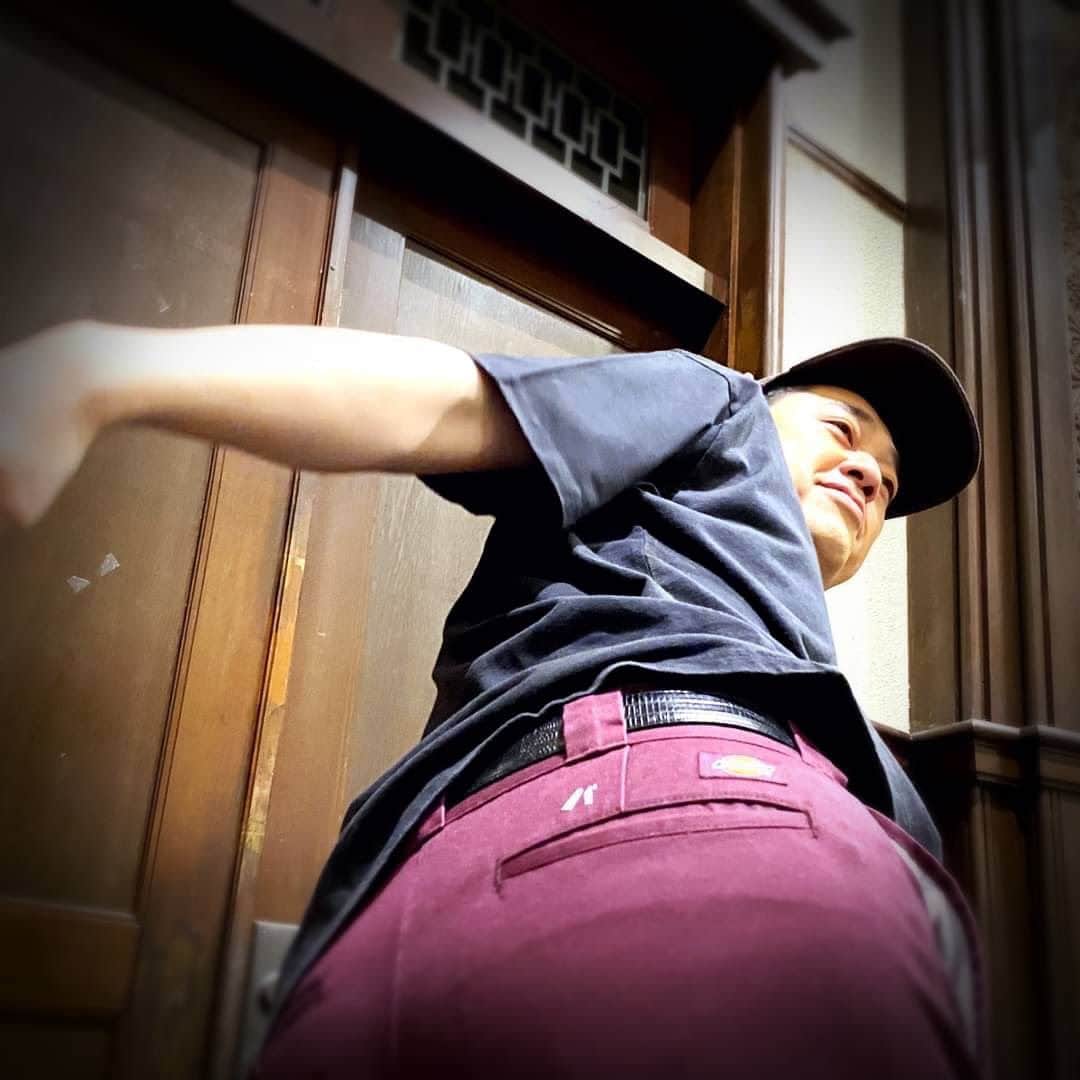のインスタグラム：「. 【着用アイテム】  設楽 ・CAP　フリースCAP　color：BRN　 ・Tシャツ　バ TEE　color：WHT　size：M ・Dickies × bananaman Cotton Work Pants　　color：BLD  size：34  #bananaman #bananamangoods  #bananamanlive #バナナマン #バナナマンライブ #bananamanliveO #バナナマングッズ」