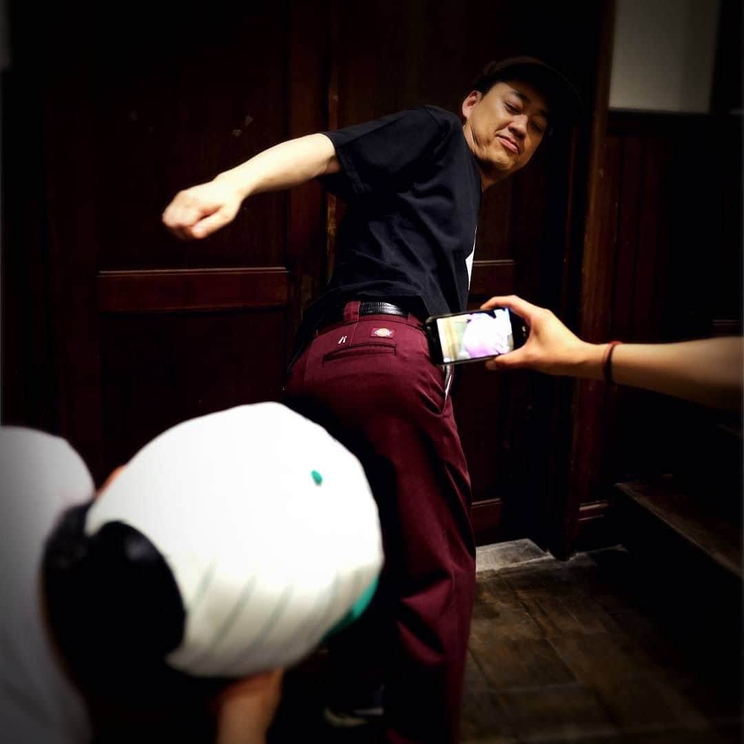 のインスタグラム：「.  【着用アイテム】  設楽 ・Tシャツ　バ TEE　color：BLK　size：M ・Dickies × bananaman Cotton Work Pants　color：BLD　size：34 ・フリースCAP　color：BRN 　　　　　　　　　　　　　　　　 日村　　　　　　　　　　　　　　　　　　　　　　　　　　　　　　　　　　　　　　　　　　　　　　　　　　　　　　　 ・CAP　バナナマン×NEWERA　バ　バイカラーCAP　color：GRN　size : F （アジャスター調整可）  #bananaman #bananamangoods  #bananamanlive #バナナマン #バナナマンライブ #bananamanliveO #バナナマングッズ」