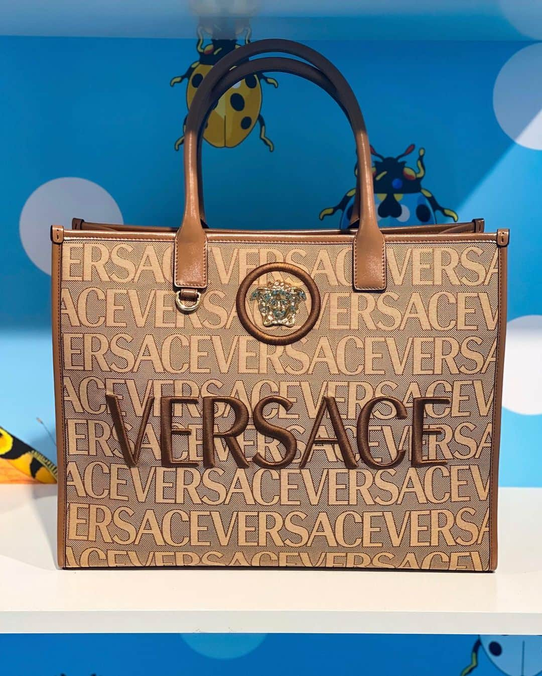 HANKYU.MODEさんのインスタグラム写真 - (HANKYU.MODEInstagram)「. VERSACE “LA VACANZA” COLLECTION Until8/1  3F CotocotoStage31  イタリア ミラノで設立されたブランド「ヴェルサーチェ」から、チーフクリエーティブディレクターのドナテラ・ヴェルサーチェとデュア・リパの協働デザインによる “ラ ヴァカンツァ” コレクションのポップストアを開催。  イタリア語で “休暇”を意味する “ラ ヴァカンツァ（La Vacanza）”。 関西地区初登場のメタリック ラ メデゥーサ スモールハンドバッグや、モダンエレガンスをドナテラとデュアの共通のビジョンである、丁寧なカットのテーラリングやイブニングガウン、ビーチウェアなど、「ヴェルサーチェ」のライフスタイルをフルラインアップでご紹介。  税込55,000円以上お買い上げの方に、オリジナルギフトをプレゼント。 ※プレゼントは、なくなり次第終了。 詳しくはプロフィールURLをチェック！@hankyumode  #VERSACE #ヴェルサーチェ #hankyumode #hankyu #阪急百貨店 #阪急うめだ本店 #うめはん #ファッション #バッグ #ビーチウェア #サンダル #スニーカー #クッション」7月19日 12時00分 - hankyumode