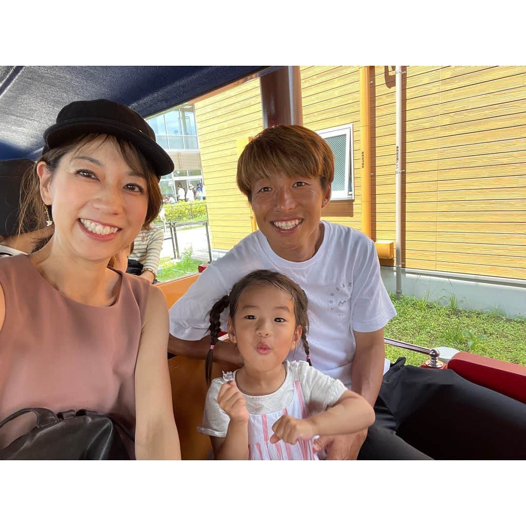 山田真以さんのインスタグラム写真 - (山田真以Instagram)「#3y1mの記録 ✔︎ ふたつ、とかみっつ、とか数字がわかってきた☺️途中怪しいけど、日本語と英語で1,2,3…と数えられるように。 ✔︎叱ったあと、えまかわいい？ママ大好き。まま、えま好き？と確認😅 めちゃくちゃ怒ってるのに、可愛いよ、大好きよと言ってすぐに仲直り。笑笑 すでに娘の思い通り😂😂 ✔︎〜かい？がプチブーム。だいじょうぶかい？たべるかい？ ちょっと可笑しくて笑ってしまう。きっと近所のお姉ちゃんの口癖。 ✔︎幼稚園の園服を自分でお着替え！自分でぼたんが出来るように✌️ ✔︎いつもありがとね❤️とふとしたときに言ってくれる。嬉しい。  昔の写真を見返しては、大きくなったなぁ〜と思うこの頃。 自分で出来ることも増えたし、たくさん言葉も出るから、喧嘩もたくさんするけど、寝顔を見ると、まだまだ小さいあの頃と同じ顔😌💗 まだまだしっかり甘えさせてあげなきゃね。  この異常な暑さにお出かけする気力を無くすけれど、 熱中症や体調に気を付けながら、楽しく夏を過ごしたいな🍉☀️  #3歳#3y#3y1m#女の子ママ#チアダンス#cheerdance#💃」7月19日 12時15分 - maaai.yamada