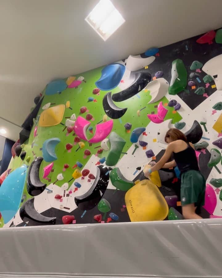 三浦絵里菜のインスタグラム：「昨日は @dbouldering_sendai に行ってきたようー🚃  スラブの黄色の課題の動画撮ってみた🙆‍♀️ ぶるーぴるー！って感じでおもろでした💛  昨日もときちゃんと遊んでくれたみなさん本当にありがとうございました🥺🙏✨ 滑り台楽しかった😂  おにゅーの🦞パンツまじで履いてないみたいで足上げ最高だ😂  そのあとはセット中の @bnuts_climbing にも顔出してみてお掃除手伝ってた？よ👧🏻  楽しい1日を過ごせました🥰  今日はのんびりおうち時間🏠  #ディーボル仙台 #dボルダリング #滑り台楽しい #2歳7ヶ月  #ツノ生えた  #掃除機のお手伝い  #お手伝い風」