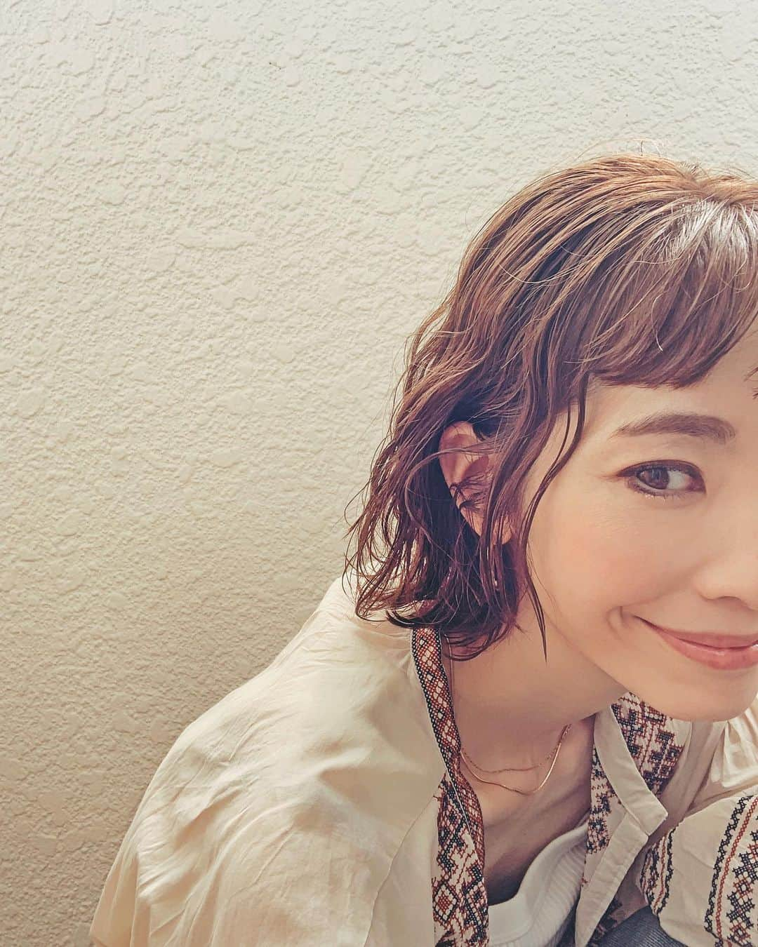 むらたさきさんのインスタグラム写真 - (むらたさきInstagram)「💇‍♀️ ． new hair✂️ ゆるっとパーマのボブスタイル👩‍🦰♡ ． ダウンスタイルも 髪をしばった毛先も可愛くなるので、 パーマがあるとスタイリング楽ちんだ〜✌️😍 ． ． サロンで髪はキレイになったものの、 頭皮はガッチガチで凝り固まっているし、 (いつも美容室でびっくりされる🪨🫢😅) ． 自分でも日々メンテナンス出来たらいいな〜☺️💆‍♀️と思いながらも、 子ども優先で自分の為だけに使える時間がなかなか取れないので 簡単＆ながらで出来るものじゃないと 続けにくいのが母たちの悩み…😑💭 ． ． 加齢と共に髪自体も細くなっていたり (パーマとは別に)顔周りのうねりが強くなった気がしているので、 エイジングケア(年齢に応じたお手入れのこと🤲)も大事なんだなぁ〜と感じていて、 最近はROOTHのシャンプー＆トリートメントを使っています🙌☺️🧴 ． 洗い心地が軽くて、 トリートメントは地肌につけてマッサージもできるので “いつまで遊ぶんじゃー🦖👦‼️”🙀な 子どもの長〜いお風呂遊びタイムを (あーだこーだと入るまでに時間かかるのに、今度は上がってくれない😓♨️) ． ラッキー✌️😘と、 自分のヘアケアに使えるようになって、 ． ． そんな、 ． 小〜さな〜幸せ〜 つなぎあ〜わせよ〜〜🎼🎤🐶 ． てな感じに、 自分を労る時間を見つけて 無理せずケアして過ごしていきたいな♡💆‍♀️✨ ． ． ． ． ． ． ． ． ． ． ． ． ． ． ． ． ． #10歳 #7歳 #3歳 #三兄弟ママ ． #子育て #ボブヘア #ボブパーマ #botanistrooth_ad  #BOTANIST_ROOTH  #pr @botanist_official」7月19日 12時08分 - muratasaki