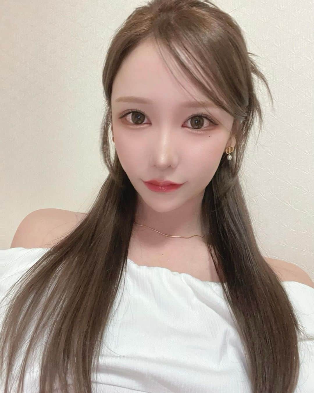 ANNAのインスタグラム：「夏仕様🌻🍉💕 加工した輪郭になりたい😮‍💨  ⁡ ⁡ ⁡ ⁡ ⁡ ⁡#ootd#selfie#daily#dailylook#오오티디데일리룩#코디#좋아요#좋아요반사#패션스타그램#셀스타그램#셀카#얼스타그램#韓国ファッション#韓国メイク」