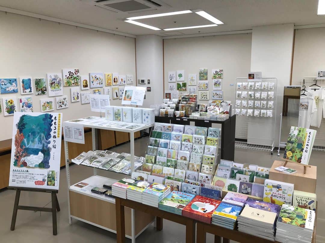 momoroのインスタグラム：「キャンバスや本もグッズも沢山置いていただき嬉しい、、！ 本日午前午後一時間ずつですがいます。ただすごく暑いので無理されず、。！ 池袋の「東（南）」出口に向かって歩き続け、39番出口まで潜ってから出ますと地上歩くのは1分ないかと🚶  ジュンク堂池袋本店9階ギャラリースペースにて、新刊「どうぶつ＆ボタニカル ももろのぬり絵」刊行記念イラスト展を開催します。7/19（水）〜8/17（木） ポストカードや画集などのグッズの販売と展示ファブリックパネル、スマホケースやTシャツ等のグッズを受注生産にて。ぜひお立ち寄り下さい🌱」