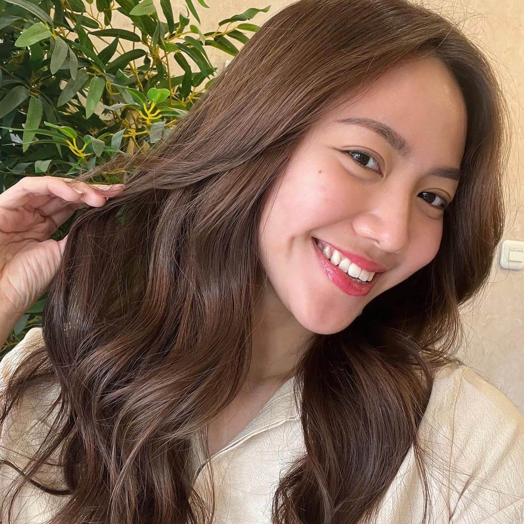シャニア・ジュニアナタのインスタグラム：「Bye Rambut Belang! ✨Giveaway Alert✨  Dari kemarin uda ga tahan mau benerin warna rambut karna udah kusam banget, dan akhirnya aku memutuskan untuk cat rambut pake Beautylabo @beautylabo_id warna Sweet Ash  Suka banget sama hasil & warna nyaa!! Warna Sweet Ash ini bikin rambut aku jadi Shiny dan maskin trendy karna ada ash tone nya juga Stylish untuk Everyday Look🫶🏻 Dan ini juga gampang banget aplikasiinnya di rumah  Oh ya pas banget Beautylabo lagi ada Giveaway dengan hadiah yang super menarik!!! Langsung aja cusss ikutin Giveawaynya!!😍  #IWillBeWhoIWantToBe  #BeautylaboID」