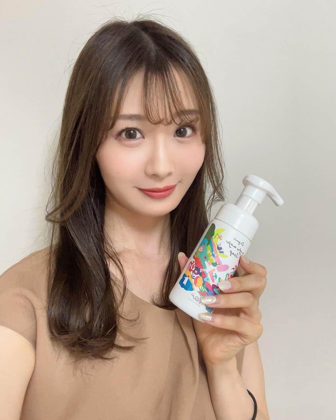 雪音まりな（まーりん）のインスタグラム：「.  @ubu__official さんのデリケートゾーン用ソープ☺️ その名もmofumofusoap！（名前可愛い） 自然由来成分98%以上の厳選された成分がデリケートな肌、敏感肌を優しく洗浄、保湿してくれます💯 夏は特に念入りにケアしていきたいですよね🤔🌻 商品の名前の通り、泡立て不要のもっふもふの泡も嬉しいです🤤（使うのが毎日の楽しみに） パッケージもめっちゃ可愛いくてお気に入りです💓　 使い続けると普通のソープじゃ洗えなくなります🤣💮 . . .  PR @ubu__official #ウブ #ウブオーガニックモフモフソープ #ubuorganicmofumofusoap #デリケートゾーンソープ #デリケートゾーンケア #フェムケア #デリケートゾーンの悩み #UBU」