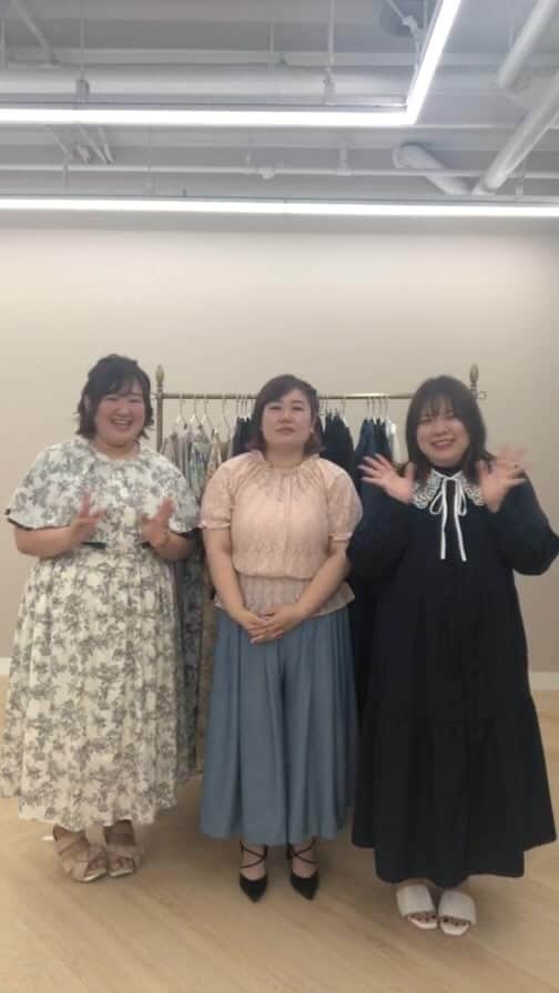 【公式】ハッピーマリリンのインスタグラム：「. . ✼••┈┈┈┈┈┈┈┈┈┈┈┈┈┈┈┈┈┈┈┈┈••✼  【プレゼントキャンペーンご当選者様発表🎁】  LIVEのご視聴、キャンペーンへご参加くださり 誠にありがとうございました。  @makorm22 様 @__mkyk 様 @shiho_mi_ks 様 @usagi_rabbitest 様 @00_llllllll_00 様 @cem69xx69 様 @moshioo_jhs 様 @maaaaachan1112 様 @shinomama0405 様 @akane_pearltk 様 @aya_stagram_miho 様 @riiisa1231 様  以上の皆様が、本企画ご当選者様です。 ご当選おめでとうございます👐😊  DMでご連絡いただきましたご住所へ プレゼントを発送させていただきますので、 ご到着まで今しばらくお待ちくださいませ。 . . . 今回いただきました沢山のコメントを活かし、 今後もLIVE配信やプレゼント企画等 皆様にお喜びいただけるような発信を行ってまいります。  引き続きハッピーマリリンをご愛顧くださいますよう よろしくお願いいたします💕  ✼••┈┈┈┈┈┈┈┈┈┈┈┈┈┈┈┈┈┈┈┈┈••✼ . . 【第23弾　アンバサダーコラボプレゼントキャンペーン🎁】 . . . コラボ商品発売直前インスタLIVE ご視聴いただき誠にありがとうございました。 . 商品の発売日は 7/20(木)•8/1(火) 各日15:00〜 ハッピーマリリン本店サイトが どこよりも早くご購入可能です😳✨ . 今回お伝えしきれなかったオススメpointも 各商品ページではふんだんにご紹介しております。 是非HPにも遊びにきてくださいネ。 . . . さて！久しぶりのプレゼントキャンペーンは LIVE視聴者様限定でご参加いただけます。 是非LIVEをご視聴いただき、 キャンペーンにご参加ください👯 . . ■キャンペーン応募期間■  ～ 7/23(日) まで  . ■当選発表予定日■ 8月上旬頃 . . ■プレゼントアイテム詳細■  ≪はるなちゃん≫ ①商品番号：432725 　フレアワンピース(オフ) ②商品番号：432726 (8月発売) 　ハートネックワンピ(ピンク)  ≪ゆかこちゃん≫ ③商品番号：432717 　ウエストギャザーブラウス(レース) ④商品番号：432716 (8月発売) 　サロペット(ブラック)  ≪しらたまちゃん≫ ⑤商品番号：432727 　シアーシャツ(グレー) ⑥商品番号：432728 (8月発売) 　シャツワンピ(ティアード/ネイビー)  ≪しえなちゃん≫ ⑦商品番号：432778 　マキシスカート(イエローグリーン) ⑧商品番号：481125 　袖スリットシャツ(モカ) . . ■参加条件■ ①本アカウントをフォロー 　( @happymarilyn_official ) ②本投稿にいいね♡ ③LIVEで発表した「キーワード」と 　欲しいプレゼントの「番号」をコメント ④LIVEの感想をプラスで記載してくれたら 　当選確率アップ？！ . ＊こちらの投稿内で当選発表を行うので、 　保存がオススメです . . ■プレゼントの注意事項■ ※サイズはご選択いただけます。カラーはご選択いただけません。 ※同一住所から複数のご参加があった場合、当選は１回のみとさせていただきます。 ※ご当選者様にはDMでご連絡いたしますので、フォローは外さないでください。3日以内にご返信いただけない場合、再抽選をさせていただきます。またDMを送れない状態の場合、ご当選を無効とさせていただきます。 ※当選発表の際、アカウント名を公表させていただきますのでご了承ください。 ※商品の発送は日本国内に限らせていただきます。 ※抽選結果に関わらず、いただいたコメントはご紹介させていただく場合がございます。 ※当企画はInstagram社とは一切関係ありません。 . . ********************************************************  🍧夏の新作続々入荷中🍧 ⏬プロフィール欄をチェック(｡vωv｡｀)*･°  @happymarilyn_official . . 🍀コーデ用サブアカウントの運用を開始しました🍀 ⏬みんなのコーデを見るならサブアカウントから(｡vωv｡｀)*･°  @ahappymarilyn  気になる商品や質問等、お気軽にコメントやDMまで💌  ********************************************************  ハッピーマリリンでは M～10L までの幅広いサイズや、 ゆったりとした大きいサイズのお洋服を取り揃えています。  ✨👗あなたにピッタリのお洋服がきっと見つかる👗✨ . . . #hmインスタ企画 #ハッピーマリリン #happymarilyn . .」