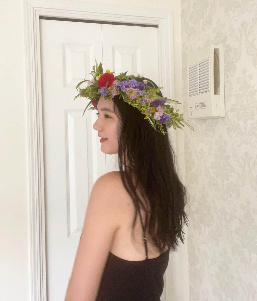 石坂友里のインスタグラム：「いつも愉快な brocanteチームのみんなに お祝いしてもらって こんな可愛いレイまで作ってくれました🥹🌺 さすがら平井さん…!ハワイ~~~🥹🌺🌺🌺  우리 Brocante 팀에게 축하받고 이렇게 예쁜 레이까지 만들어줬어요🥹🌺 하와이~~~🌺🌺🌺」