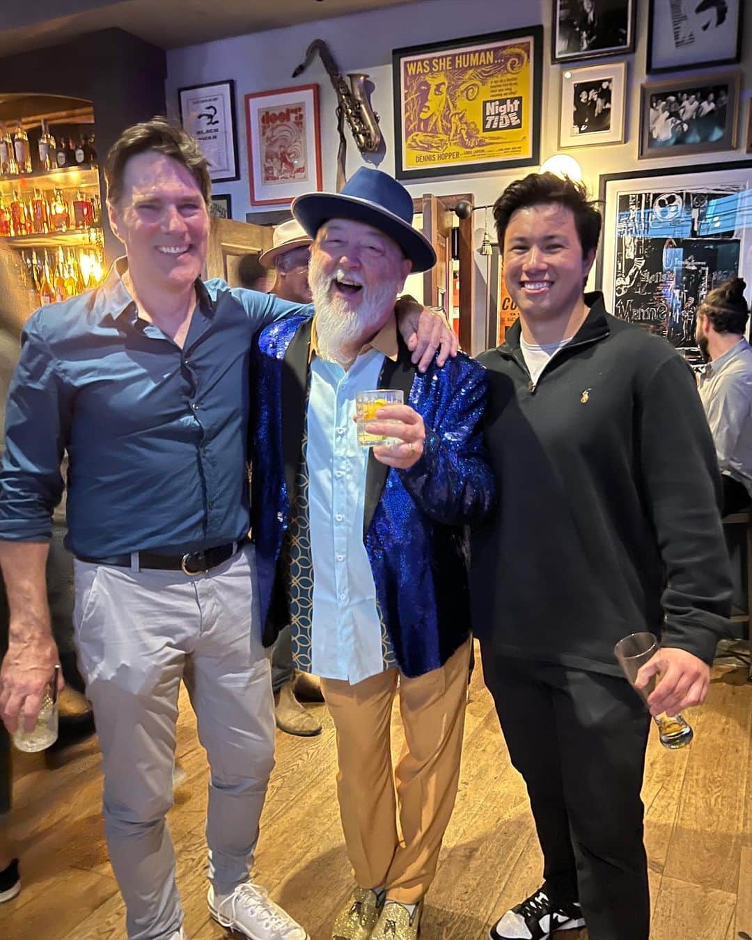 トーマス・ギブソンのインスタグラム：「@shinyribs heck yeah! 💙 🕺」