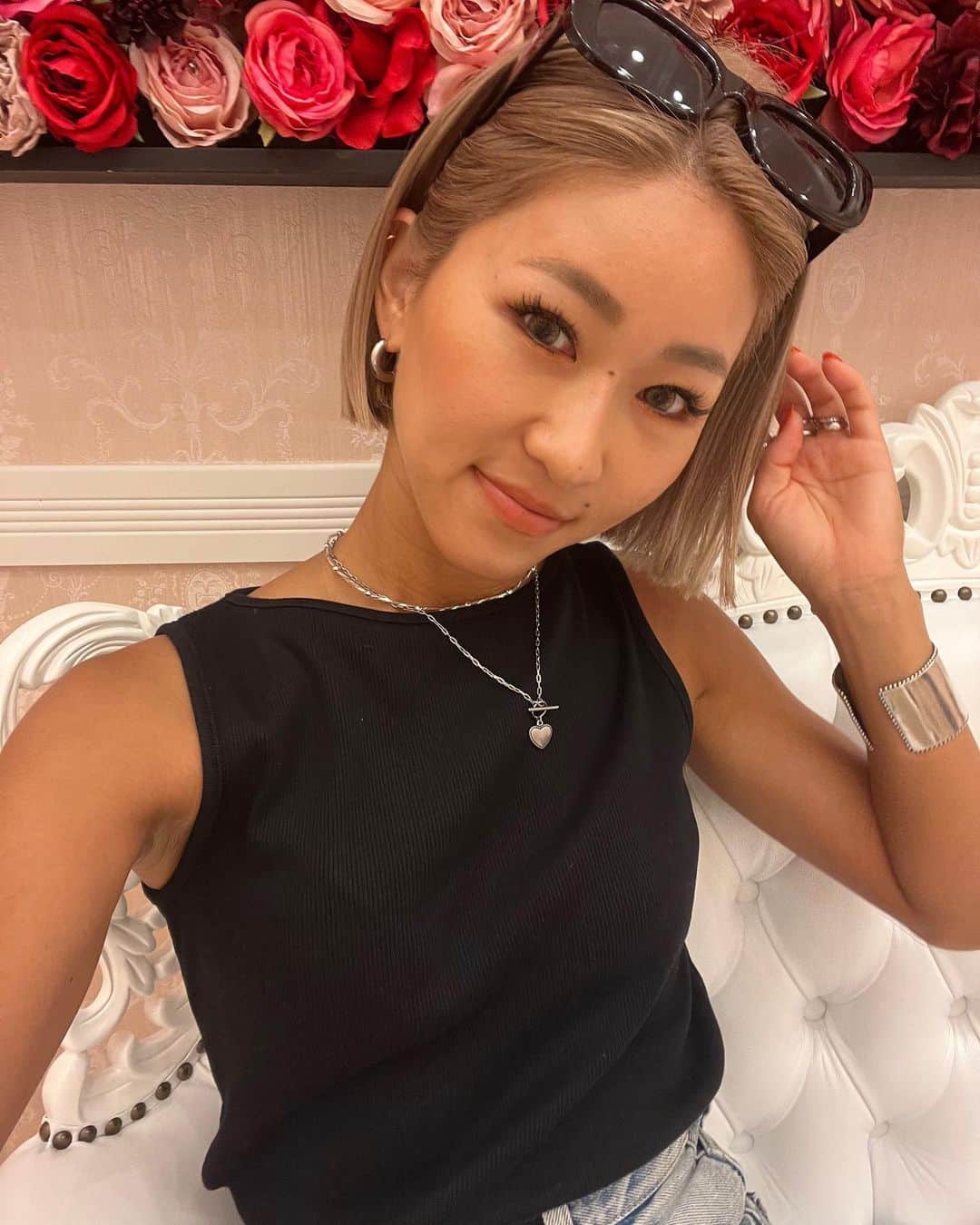 annaのインスタグラム：「.  今回も @a_clinic_nagoya で @aclinic_sumita 住田先生に コリアンノーズをやってもらったよ！  ずっとだんごっ鼻が嫌で でもガッツリ顔を変えるのは嫌で、、、笑 この気持ち先生に伝えて 全体のバランス見てナチュラルに仕上げてもらった❤️‍🔥  住田先生絶対センスいいから 安心してお願いできる🥹✨ おかげさまで終わって顔見たら いい感じに鼻先高くなってるし 人中も短くなってて幸💗💗 鼻高くなると顔も立体的にみえるよね❤️‍🔥  相変わらず先生は優しいし超リラックスしてできた！ 麻酔も今回は早めに効いてくれて🙏 リラックス大事。笑  次はスマイルリップとか気になっちゃうわ👄 メス入れなきゃ整形じゃないスタイルだからね😎←  #コリアンノーズ#鼻先革命#aclinic#aclinic銀座#aclinic横浜#aclinic新宿#aclinic名古屋#aclinic大阪#aclinic福岡#aclinic池袋#aclinic仙台#aクリニック#エークリニック#鼻整形#団子鼻#アップノーズ#美容外科#美容クリニック#住田篤紀」