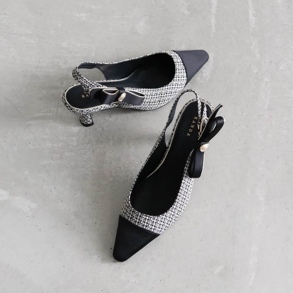 のインスタグラム：「. 【2WAY CLASSICAL DESIGN PUMPS】  クラシックなコンビネーションで足元をこなれた印象に格上げしてくれるバックストラップパンプス。 取り外し可能なたたみリボンが上品な印象に。 デイリーに取り入れやすいカラー展開です◎  ──────────  2WAY クラシカルデザインバックストラップパンプス（DD32082）9,900 yen 店舗・オンラインストアで販売中  ────────── ※詳細は @randa_pic プロフィールURLよりご覧ください！   #RANDA #2023aw #autumn #winter #ツイードデザイン #バックストラップパンプス #2wayデザイン #instafashion #fashion #ootd #ランダ  #ファッション #スタイリング」