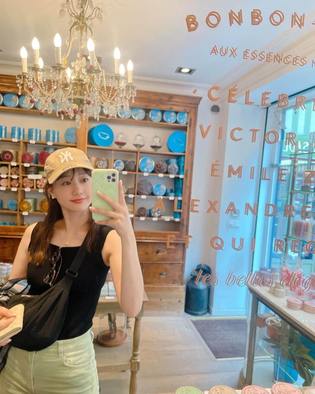 高田秋のインスタグラム：「パリにあるBoissierという チョコレート屋さん🍫 カラフルで可愛かったなぁ🌈💚  スタッフさんが日本の方で、 嬉しかった😆🌼💛  #パリ旅行  #boissier  #ボワシエ」