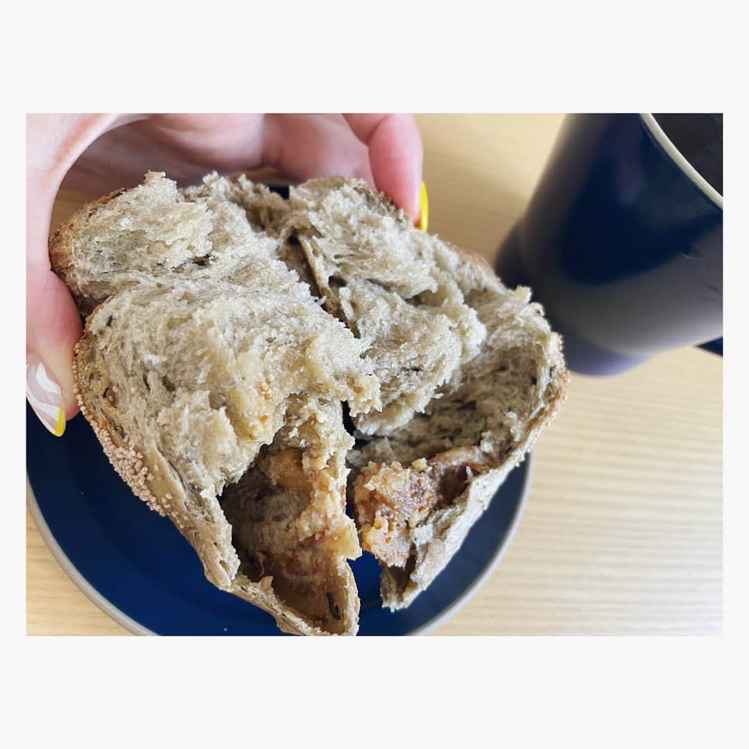小川麻琴さんのインスタグラム写真 - (小川麻琴Instagram)「@pug_bagel_works さんのいちじくクリームチーズベーグル🥯  こちらのお店の生地、 米粉も入っているので私が好きなモチモチ食感🥹❤️  水分量多めのしっとりもっちりしたほうじ茶生地の中に、粒々食感の甘いいちじくとクリーミーなクリームチーズが包んであって、めちゃくちゃ美味しかったです🥰  やっぱり米粉入り生地って 好きだなぁ❤️❤️❤️  #パグベーグルワークス  #お取り寄せ #いちじく  #クリームチーズ #米粉 #ベーグル #まことパン #まことベーグル #パンスタグラム」7月19日 12時45分 - 1029_makoto