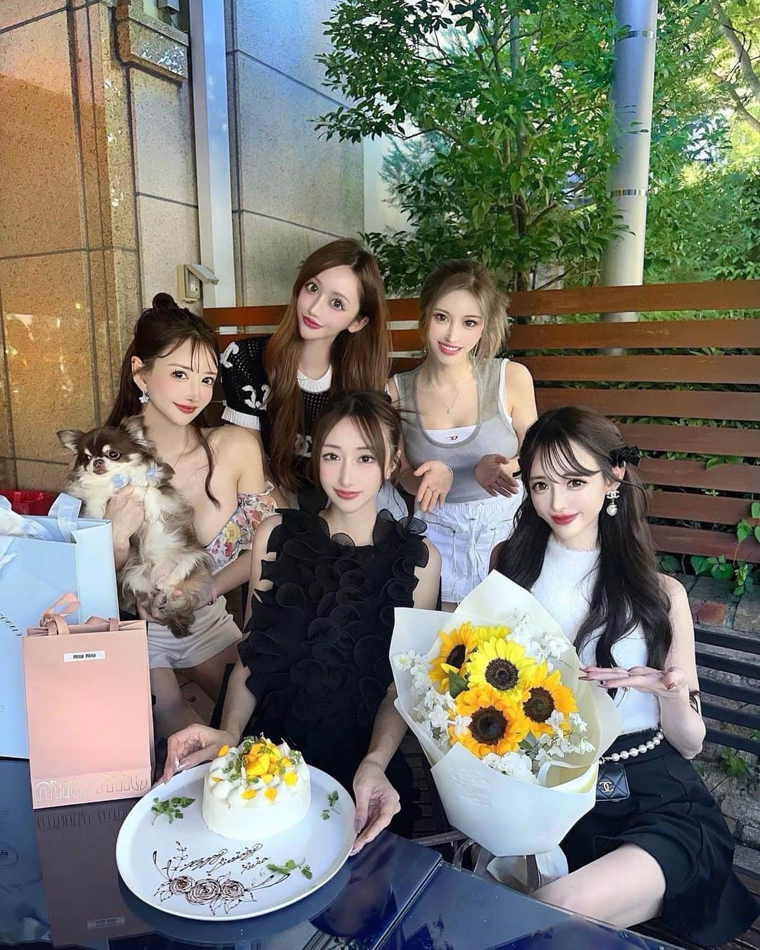 藤咲めいさんのインスタグラム写真 - (藤咲めいInstagram)「みんなでゆかちんのお誕生日会した時の~🥰🎂🎉 来年もお祝いさせてねっ😽💓💓  この日はキャミソールがdieselでそれ以外はZARAだよん🦭 このセットアップ真っ白でお気に入り👶  #誕生日会 #女子会 #zaraコーデ #diesel #louisvuitton #サハラ #capucine」7月19日 12時46分 - meyf333