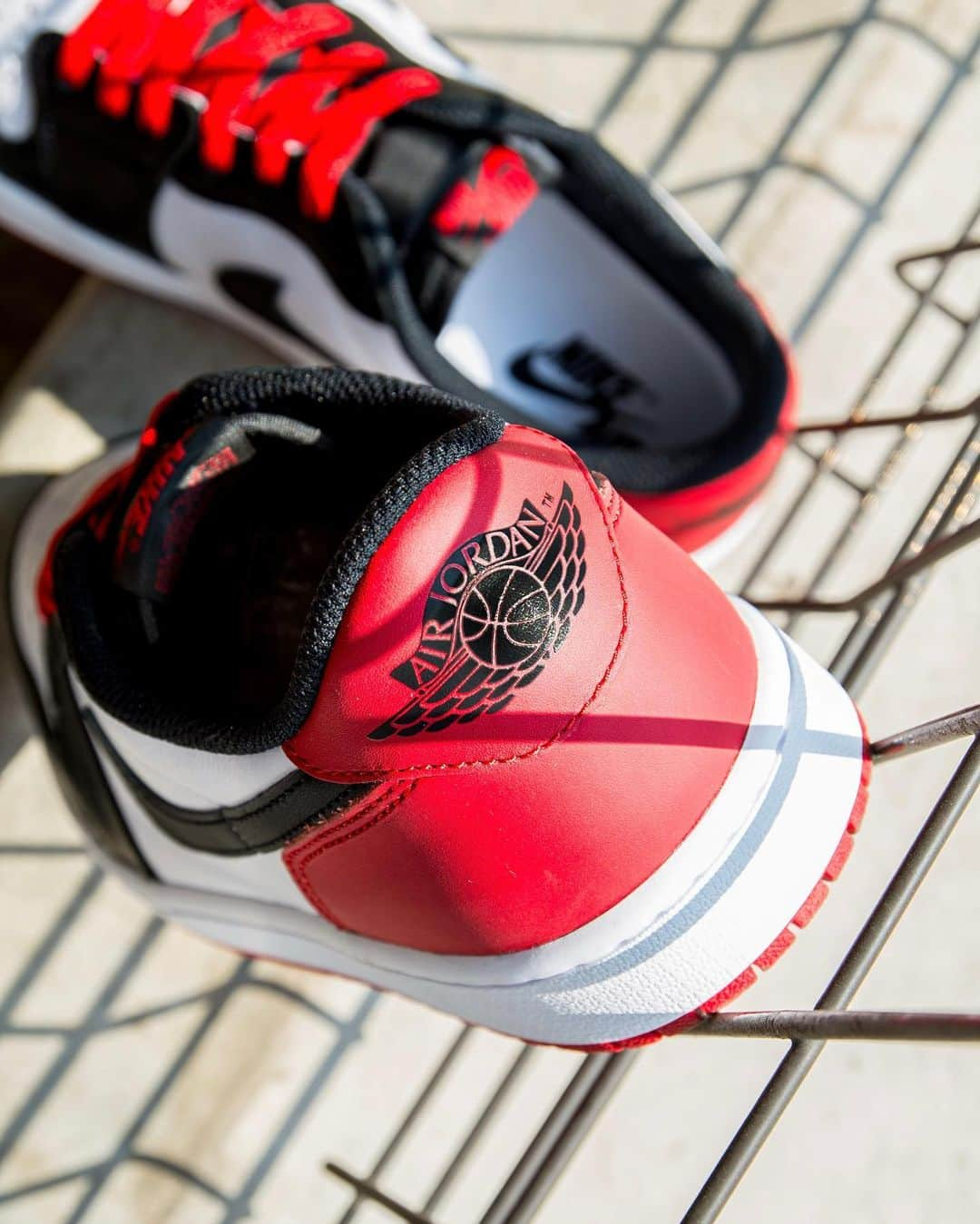 アトモスさんのインスタグラム写真 - (アトモスInstagram)「. AIR JORDAN 1 LOW OG "BLACK TOE"  時代を超えて愛されるアイコニックなスタイル。 AIR JORDAN 1 LOW OGは、定番スニーカーを新しい色と質感でリメイクした一足。 上質な素材とアクセントが、時代を超えて愛されるシューズに新たな表情を与えます。 内蔵されたAirユニットが軽量クッショニングを発揮。 レザーとテキスタイル素材のアッパーが、軽さと耐久性を実現。 本商品は2023年7月22日(土)よりatmosオンラインにて抽選受付開始、 2023年7月28日(金)よりatmos各店(一部店舗除く)、atmosオンラインにて発売致します。  air jordan 1 low og "black toe"  An iconic style that is timeless and beloved. The AIR JORDAN 1 LOW OG is a remake of the classic sneaker in a new color and texture. High-quality materials and accents give the timeless shoe a new look. The integrated Air unit provides lightweight cushioning. Leather and textile upper provides lightness and durability. This product will be available at atmos stores (excluding some stores) and atmos online from July 28, 2023 (Fri.).  #atmos #jordan #airjordan1low #aj1」7月19日 12時49分 - atmos_japan