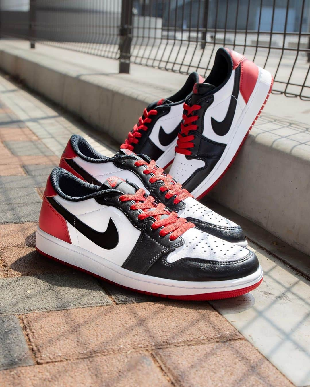 アトモスさんのインスタグラム写真 - (アトモスInstagram)「. AIR JORDAN 1 LOW OG "BLACK TOE"  時代を超えて愛されるアイコニックなスタイル。 AIR JORDAN 1 LOW OGは、定番スニーカーを新しい色と質感でリメイクした一足。 上質な素材とアクセントが、時代を超えて愛されるシューズに新たな表情を与えます。 内蔵されたAirユニットが軽量クッショニングを発揮。 レザーとテキスタイル素材のアッパーが、軽さと耐久性を実現。 本商品は2023年7月22日(土)よりatmosオンラインにて抽選受付開始、 2023年7月28日(金)よりatmos各店(一部店舗除く)、atmosオンラインにて発売致します。  air jordan 1 low og "black toe"  An iconic style that is timeless and beloved. The AIR JORDAN 1 LOW OG is a remake of the classic sneaker in a new color and texture. High-quality materials and accents give the timeless shoe a new look. The integrated Air unit provides lightweight cushioning. Leather and textile upper provides lightness and durability. This product will be available at atmos stores (excluding some stores) and atmos online from July 28, 2023 (Fri.).  #atmos #jordan #airjordan1low #aj1」7月19日 12時49分 - atmos_japan