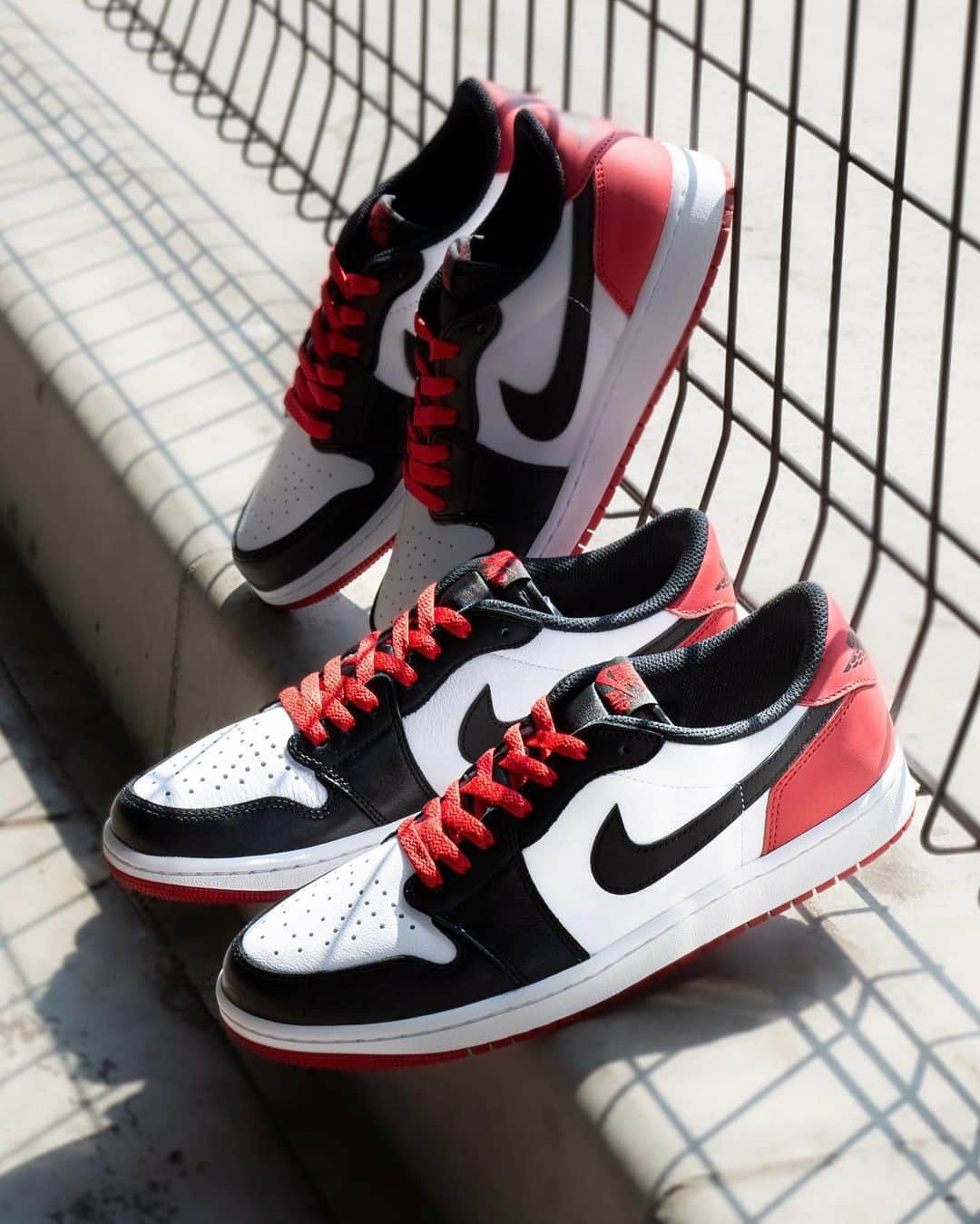 アトモスさんのインスタグラム写真 - (アトモスInstagram)「. AIR JORDAN 1 LOW OG "BLACK TOE"  時代を超えて愛されるアイコニックなスタイル。 AIR JORDAN 1 LOW OGは、定番スニーカーを新しい色と質感でリメイクした一足。 上質な素材とアクセントが、時代を超えて愛されるシューズに新たな表情を与えます。 内蔵されたAirユニットが軽量クッショニングを発揮。 レザーとテキスタイル素材のアッパーが、軽さと耐久性を実現。 本商品は2023年7月22日(土)よりatmosオンラインにて抽選受付開始、 2023年7月28日(金)よりatmos各店(一部店舗除く)、atmosオンラインにて発売致します。  air jordan 1 low og "black toe"  An iconic style that is timeless and beloved. The AIR JORDAN 1 LOW OG is a remake of the classic sneaker in a new color and texture. High-quality materials and accents give the timeless shoe a new look. The integrated Air unit provides lightweight cushioning. Leather and textile upper provides lightness and durability. This product will be available at atmos stores (excluding some stores) and atmos online from July 28, 2023 (Fri.).  #atmos #jordan #airjordan1low #aj1」7月19日 12時49分 - atmos_japan