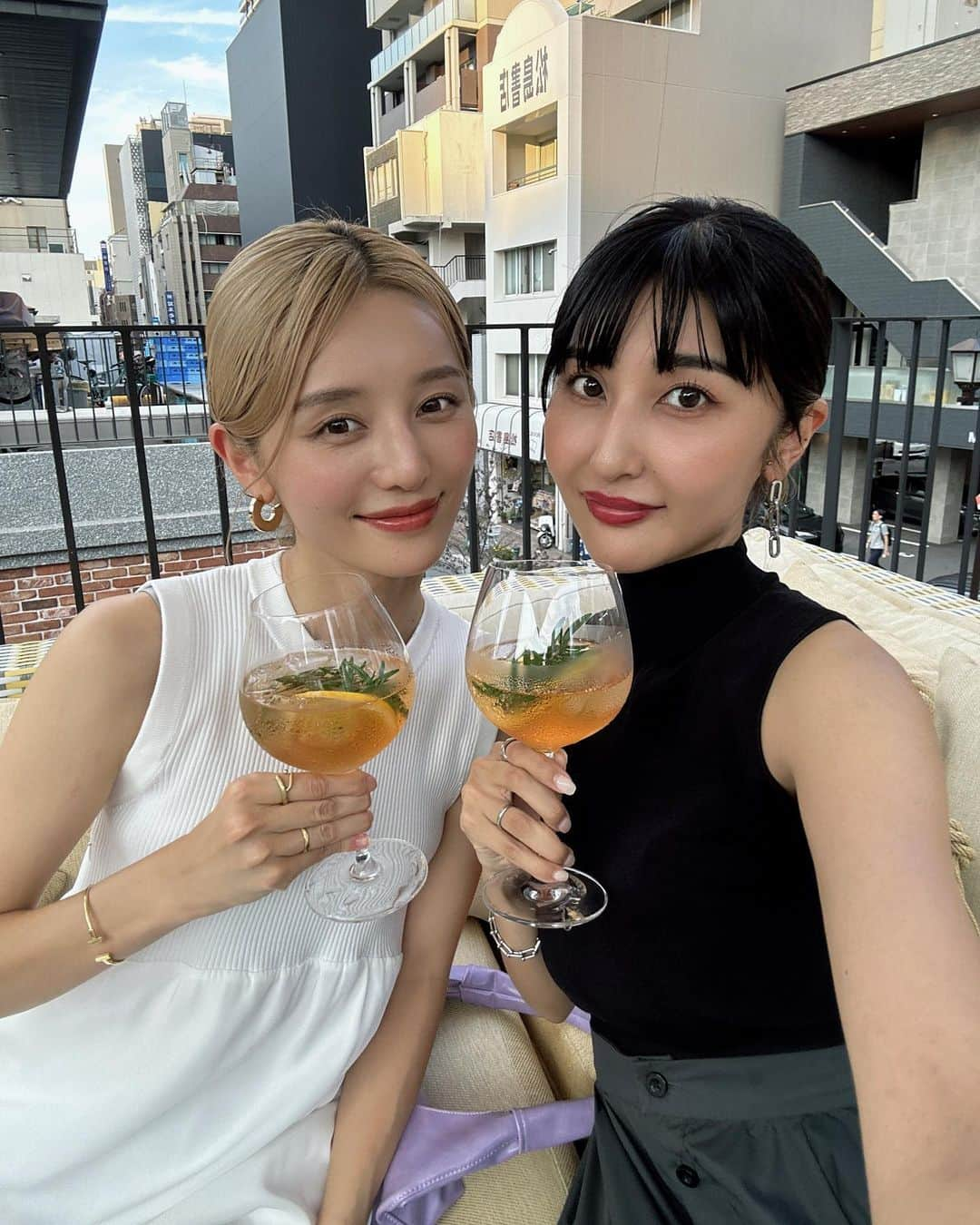 Lisaさんのインスタグラム写真 - (LisaInstagram)「. @chandon さんの素敵なpartyへ🥂 氷を入れて飲むスパークリングワイン、シャンドンガーデンスピリッツを飲みながら素敵な場所でバーベキューしました🥹🥹🖤🖤  氷を入れて飲めるのでずっと冷たいし、ローズマリーを入れて飲むととってもいい香り🥹フルーティーで飲みやすくてすごく好きなスパークリングでした🥹🫶🏻🫶🏻  詳細はコチラ🙋🏼‍♀️🙋🏼‍♀️  📍プレミアム スパークリングワイン 「CHANDON(シャンドン）」 は、夏を彩る「CHANDON オレンジサマー プロモーション」を、2023年6月1日(木）より福岡を皮切りに全国7都市で順次開催。 各都市のレストランやホテル、バーのテラスや屋上で、夏の開放的なシーズンを青空の下で満喫しながら、スッキリとした甘さと氷を入れるスタイルがユニークなスパークリングワイン「シャンドン ガーデン スプリッツ」をお楽しみ頂けます。  ものすごく幸せでした❤️ この夏にピッタリなドリンク飲んでみてください🥂🧡  #Hostedby  #シャンドン #CHANDON #オレンジサマー #青空シャンドン #SPRITZtime! #ガーデンスプリッツ #GARDENSPRITZ #Sponsored #DrinkResponsibly」7月19日 19時00分 - lisarobintweety