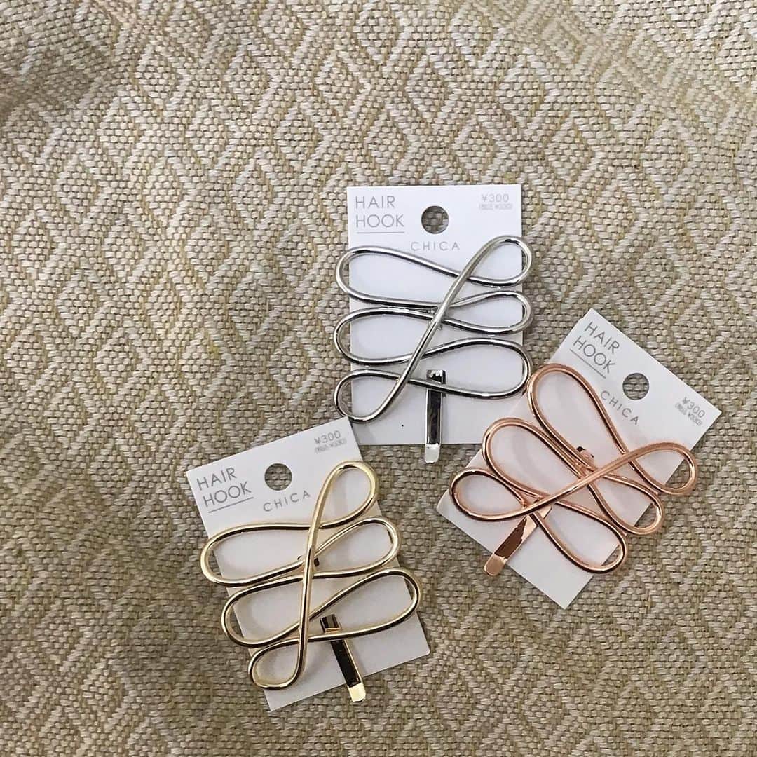 3COINS lN LUMINEのインスタグラム：「こんにちは🎐  3COINSルミネ大宮店です！  アクセサリーの新商品が入荷致しました💌  ☑︎ ﾆｭｱﾝｽﾒﾀﾙﾗｲﾝﾍｱﾌｯｸ （col:SV/GD/PKGD）  アクセサリー各種　300円(税込330円)  他にも新商品多数入荷致しております💡  ぜひこの機会にご覧ください！  ご来店お待ちしております💫  店舗により入荷日・在庫状況が異なります。 お気軽にお近くの店舗までお問い合わせください。 ※3COINS＋plus那覇メインプレイス店 3COINS＋plus沖縄パルコシティ店 3COINS＋plusイオンモール沖縄ライカム店は、木曜日発売です。  #3COINS #3COINS新商品 #スリコ #スリコ新商品 #アクセサリー販売 #ルミネ大宮」