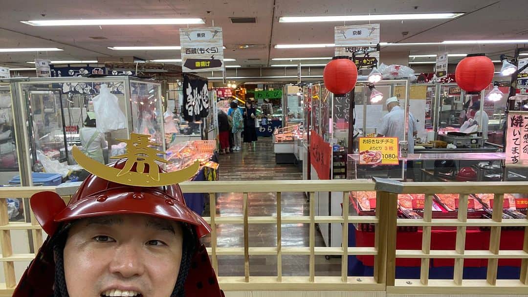 長谷川ヨシテルのインスタグラム：「今日は八木橋さんの「ご当地グルメ&スイーツフェア」のロケに行ってきました！ 明日、J:COMで放送です！ 美味しいもの食べさせていただきましたよ〜🍖  個人的なお土産は群馬のシフォンケーキと京都のみたらし団子にしました〜🍡 うちわ祭とあわせてどうぞ！⛩️」