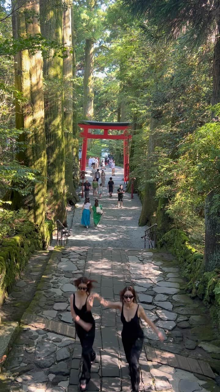 twinsりなりかのインスタグラム：「Hakone shrine⛩  #hakoneshrine #hakone #箱根 #箱根旅行 #箱根神社」