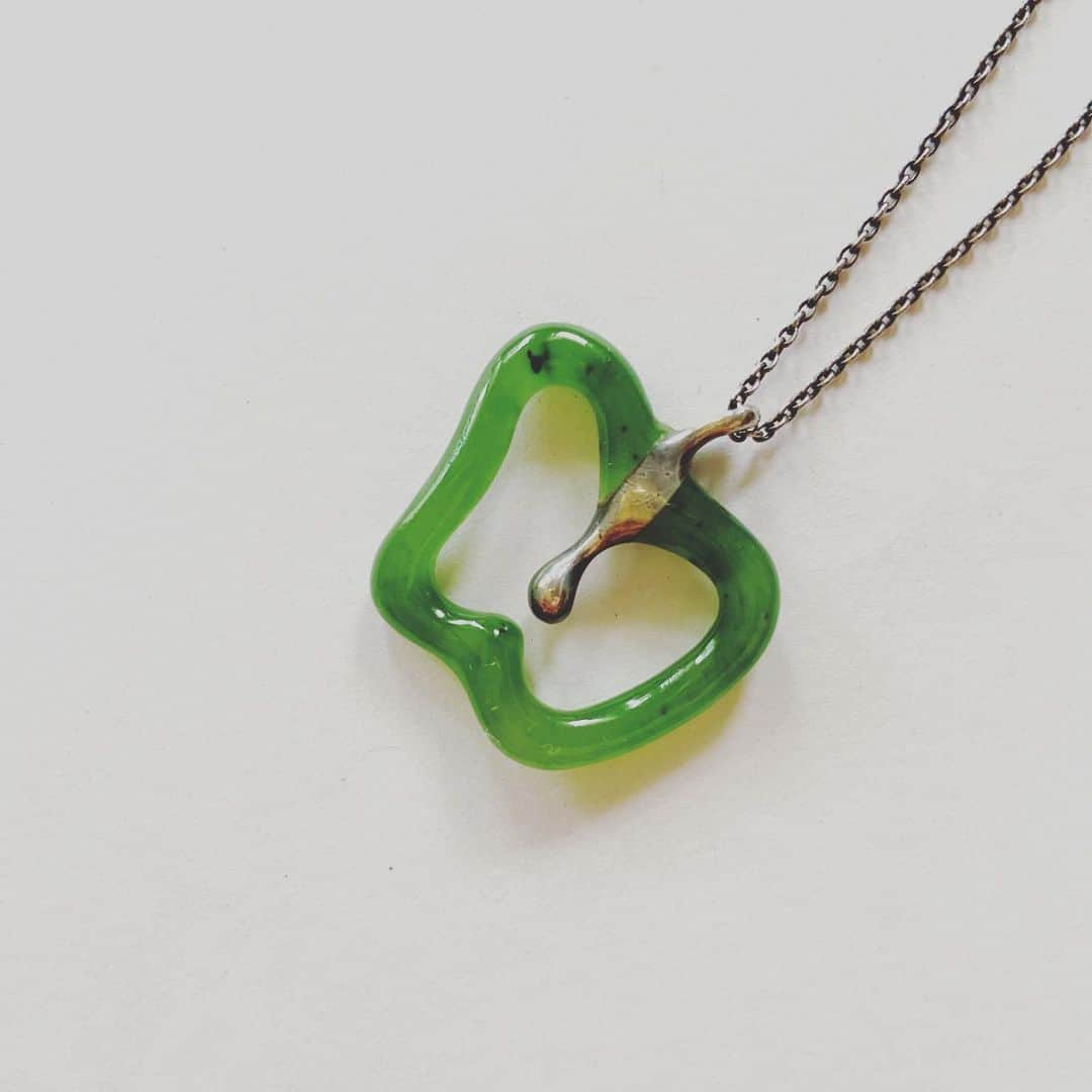 おおたうにさんのインスタグラム写真 - (おおたうにInstagram)「"Elsa Peretti" vintage Tiffany apple pendant / @7days.plus.harajuku   ラフォーレ内を廻っていたら、 エルサ・ペレッティのアップル…？らしきものが古着屋さんに！  お買い物するつもりなんてなかったのに… 買っちゃうよねーー😑 だって集めてるんだもの！  ゴールドがないのが、当時の精一杯で仕方なく愛らしい。 小さな方のネックレス、自宅から日吉駅に着いたらなくて、マジ泣きして2個め買いに行ったやつ😿  この緑は翡翠。ジャスパー？の赤と黒のオニキスもあるみたいです。 緑の服を着てたので、いちだんと緑でした🍏  #今日のアクセサリー #accessoriesoftheday #vintagejewelry #vintagetiffany #elsaperetti #fashion #jade」7月19日 13時07分 - outa_uni