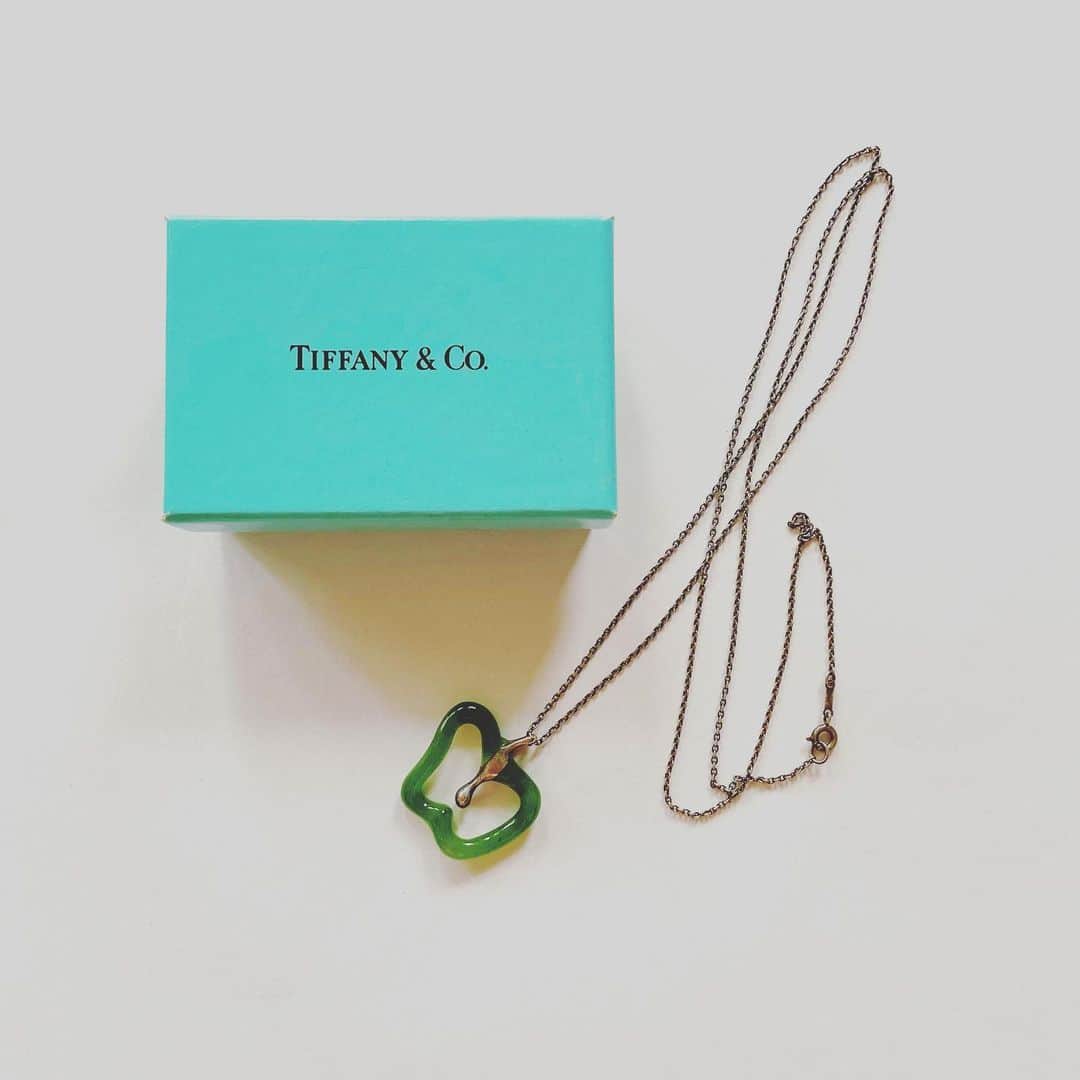 おおたうにのインスタグラム：「"Elsa Peretti" vintage Tiffany apple pendant / @7days.plus.harajuku   ラフォーレ内を廻っていたら、 エルサ・ペレッティのアップル…？らしきものが古着屋さんに！  お買い物するつもりなんてなかったのに… 買っちゃうよねーー😑 だって集めてるんだもの！  ゴールドがないのが、当時の精一杯で仕方なく愛らしい。 小さな方のネックレス、自宅から日吉駅に着いたらなくて、マジ泣きして2個め買いに行ったやつ😿  この緑は翡翠。ジャスパー？の赤と黒のオニキスもあるみたいです。 緑の服を着てたので、いちだんと緑でした🍏  #今日のアクセサリー #accessoriesoftheday #vintagejewelry #vintagetiffany #elsaperetti #fashion #jade」