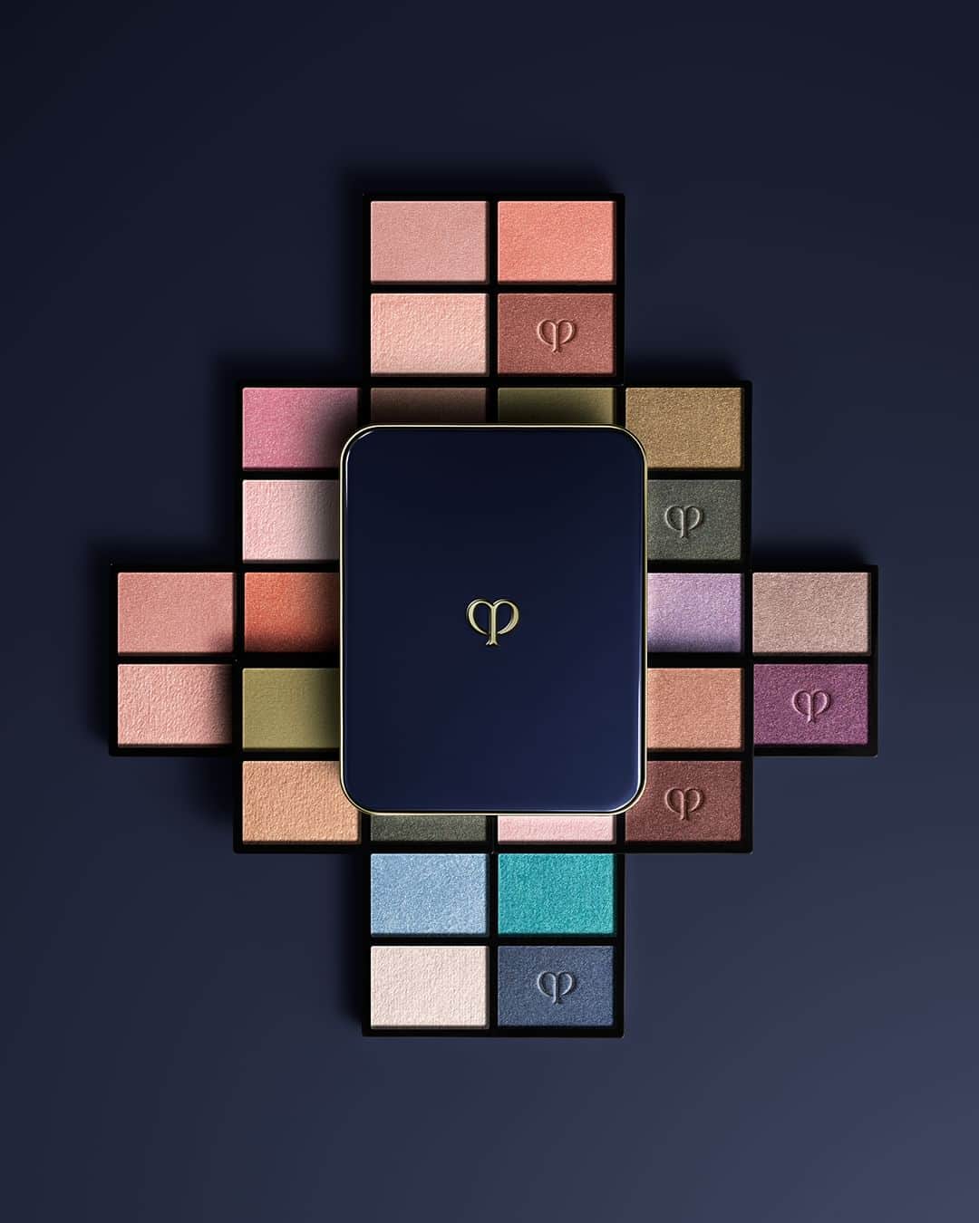 Clé de Peau Beauté Officialさんのインスタグラム写真 - (Clé de Peau Beauté OfficialInstagram)「One set, endless possibilities. Our Global Color Director @BenjaminPuckey was inspired by the dancing ocean light to create the new #EyeColorQuad, available in 48 updated shades in 12 palettes. Whether you're going for a sultry smokey eye, a dreamy romantic gaze, or a bold and vibrant statement, the Eye Color Quad offers a world of potential when it comes to achieving eye-catching perfection.   光が海の色を変えるように表情までも変える。  グ ロ ー バ ル カ ラ ー デ ィ レ ク タ ー の ベ ン ジ ャ ミ ン ・ パ ッ キ ー 氏（@BenjaminPuckey）がカラーをデザインしたクレ・ド・ポー ボーテ#オンブルクルールクアドリ は海に宿る美しいモチーフにインスピレーションを受けた 12 色のカラー展開です。  スモーキーな目もとから可愛らしくロマンティックなまなざし、そして大胆で鮮やかな目もとまで。  オンブルクルールクアドリは素肌を活かしながら、美しく繊細な輝きのコントラストを目もとに宿します。」7月19日 13時00分 - cledepeaubeaute