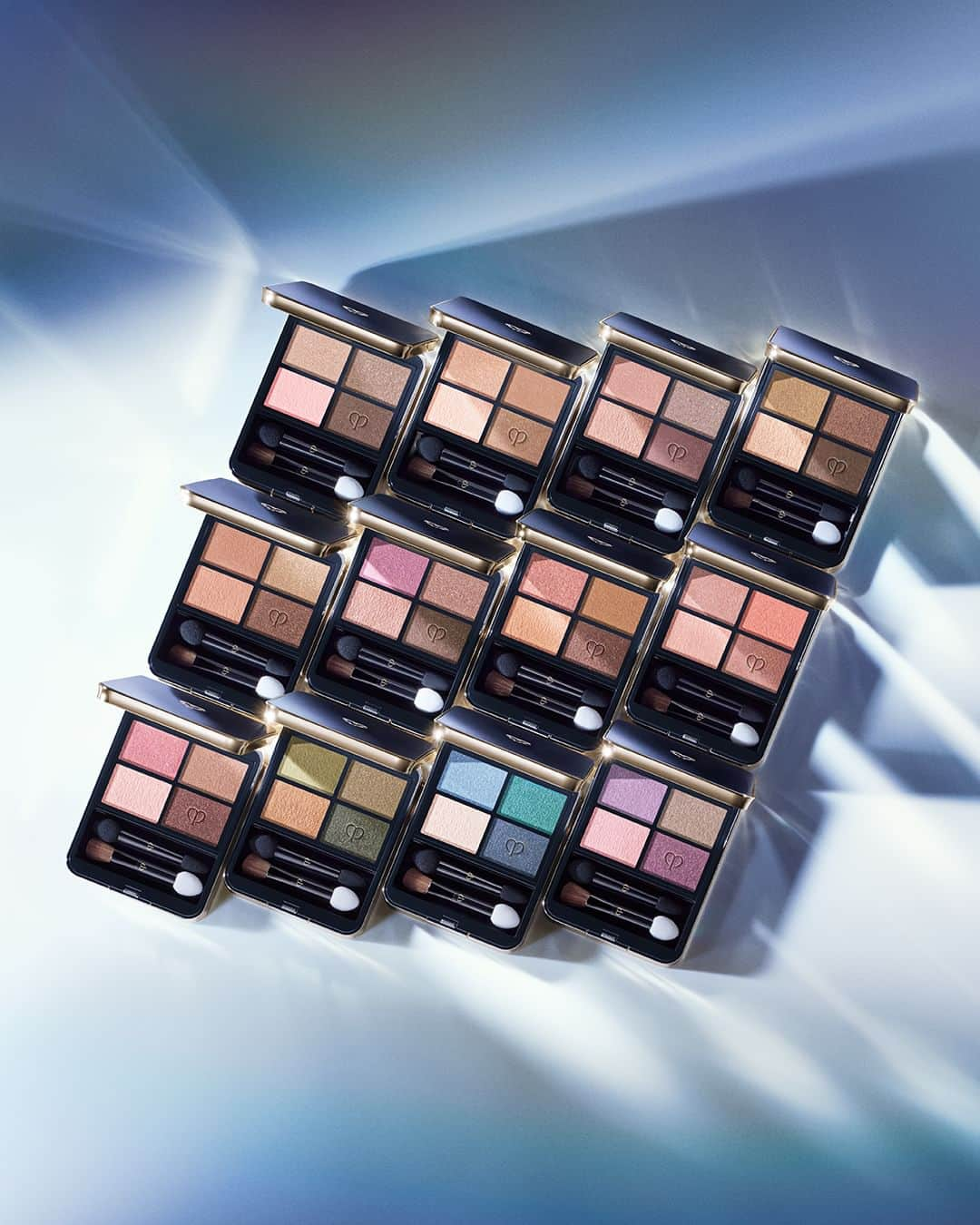 Clé de Peau Beauté Officialさんのインスタグラム写真 - (Clé de Peau Beauté OfficialInstagram)「One set, endless possibilities. Our Global Color Director @BenjaminPuckey was inspired by the dancing ocean light to create the new #EyeColorQuad, available in 48 updated shades in 12 palettes. Whether you're going for a sultry smokey eye, a dreamy romantic gaze, or a bold and vibrant statement, the Eye Color Quad offers a world of potential when it comes to achieving eye-catching perfection.   光が海の色を変えるように表情までも変える。  グ ロ ー バ ル カ ラ ー デ ィ レ ク タ ー の ベ ン ジ ャ ミ ン ・ パ ッ キ ー 氏（@BenjaminPuckey）がカラーをデザインしたクレ・ド・ポー ボーテ#オンブルクルールクアドリ は海に宿る美しいモチーフにインスピレーションを受けた 12 色のカラー展開です。  スモーキーな目もとから可愛らしくロマンティックなまなざし、そして大胆で鮮やかな目もとまで。  オンブルクルールクアドリは素肌を活かしながら、美しく繊細な輝きのコントラストを目もとに宿します。」7月19日 13時00分 - cledepeaubeaute